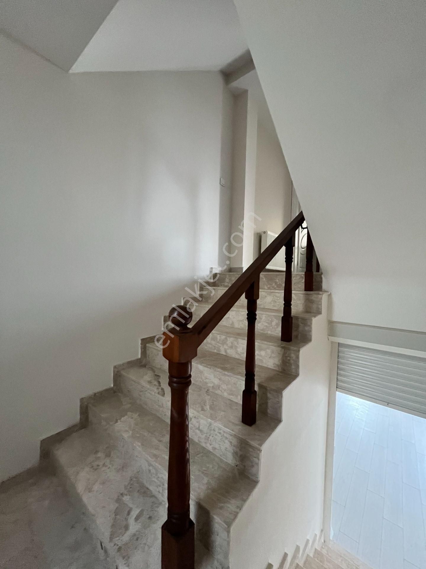 Seferihisar Düzce Mahallesi’nde, Merkezi Konumda, Geniş Bahçeli Ve Teraslı Satılık Villa - Görsel 21