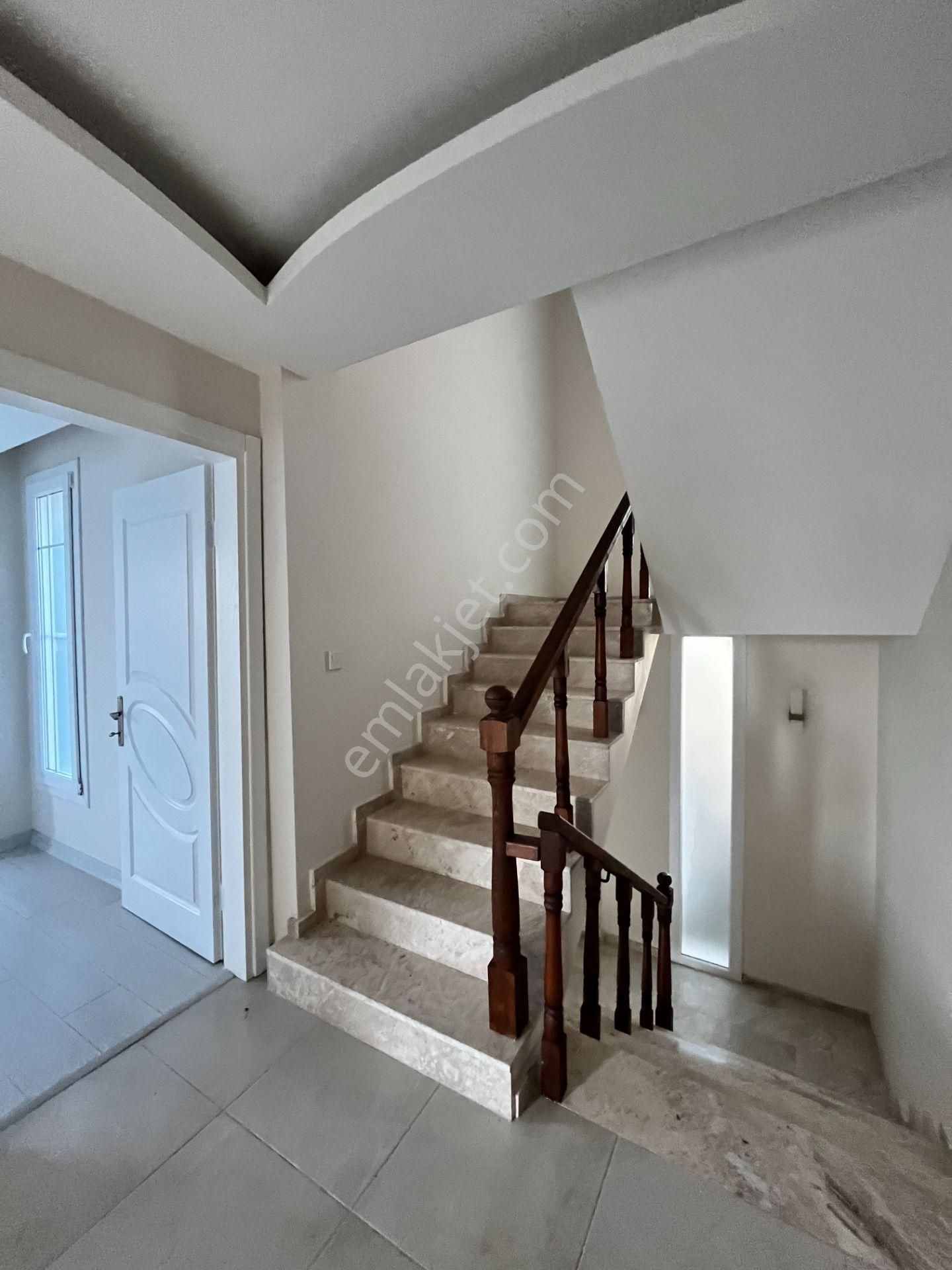 Seferihisar Düzce Mahallesi’nde, Merkezi Konumda, Geniş Bahçeli Ve Teraslı Satılık Villa - Görsel 24