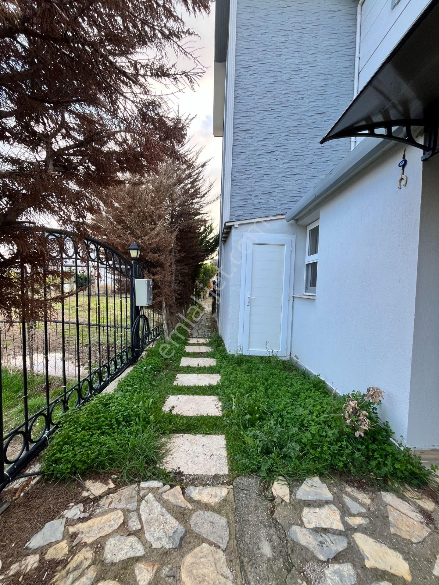 Seferihisar Düzce Mahallesi’nde, Merkezi Konumda, Geniş Bahçeli Ve Teraslı Satılık Villa - Görsel 3