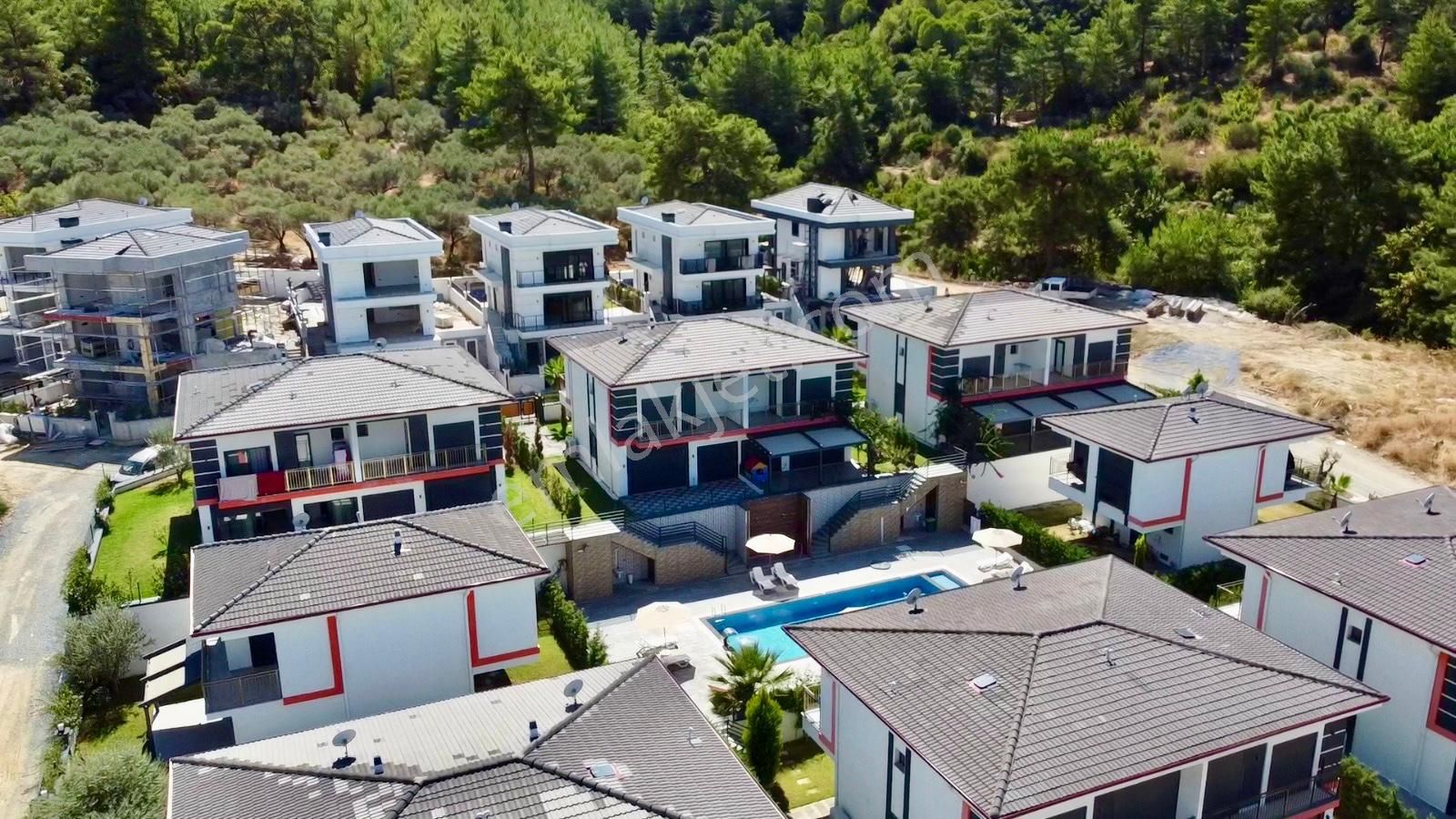 Kuşadası Davutlar Satılık Villa Kuşadası Davutlar'da Havuzlu Sitede 3+1 Müstakil Villa