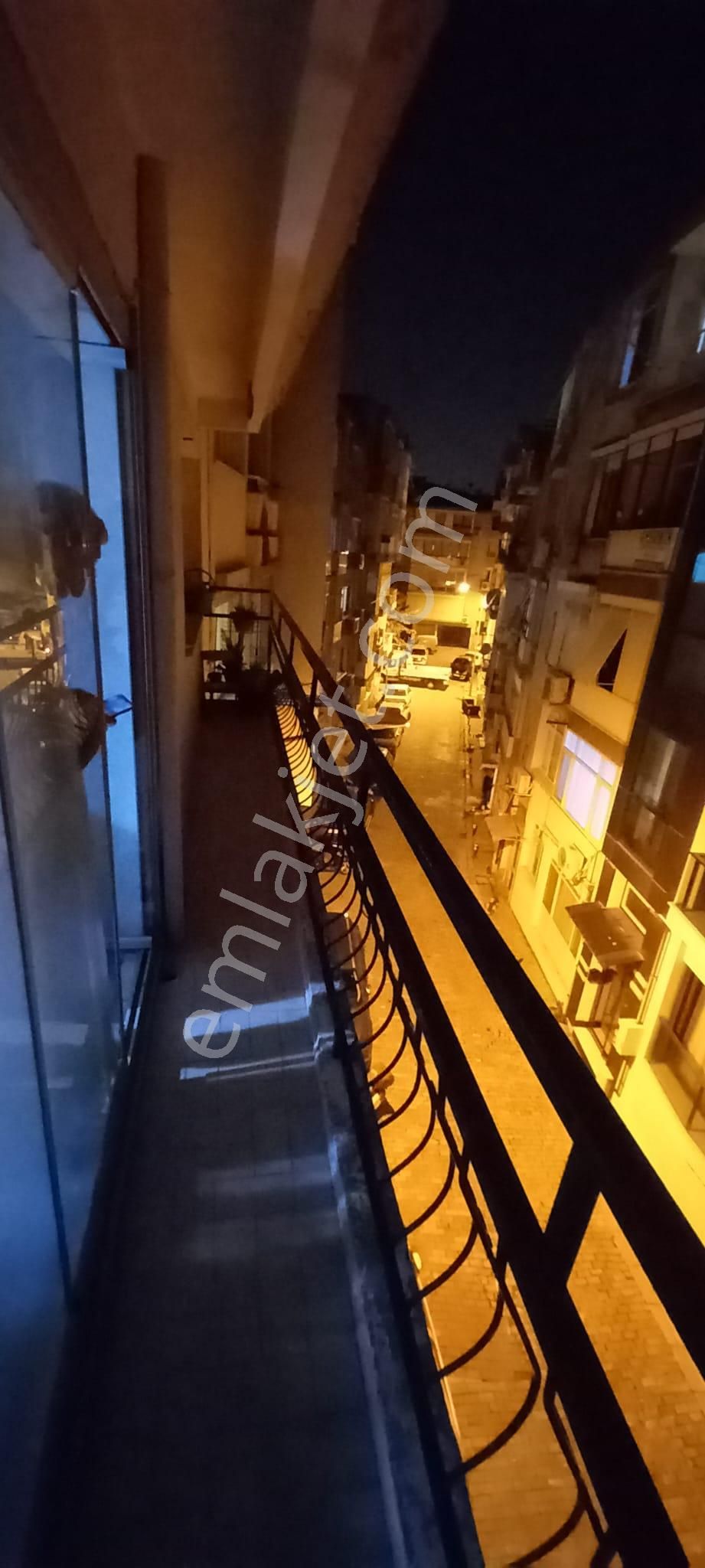 Karşıyaka İskele Yakını 3+1 Satılık Ferah Daire - Görsel 4