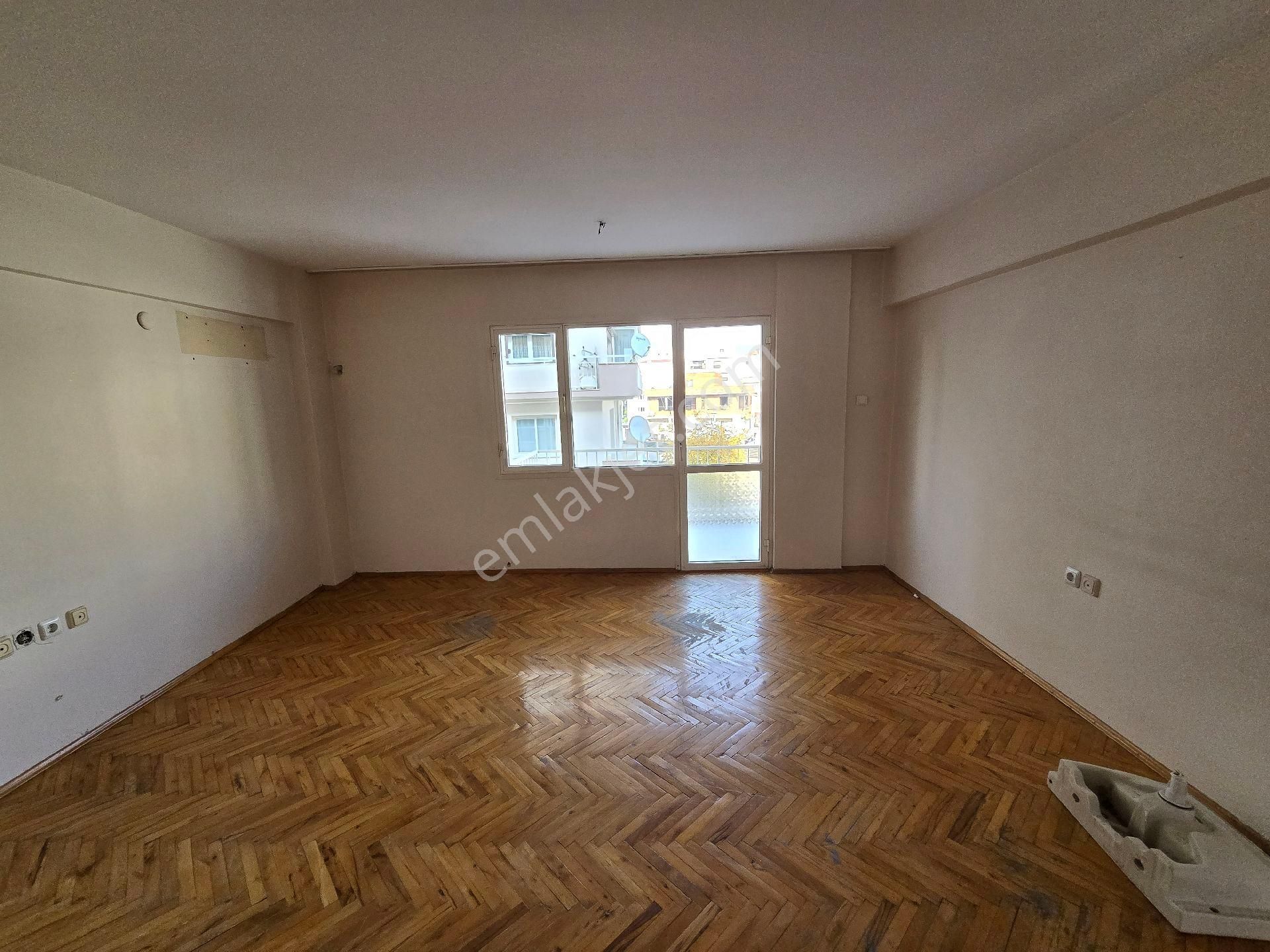 Karşıyaka Yalı Kiralık Daire Cihat Kora Civarında 3+1 Önü Açık