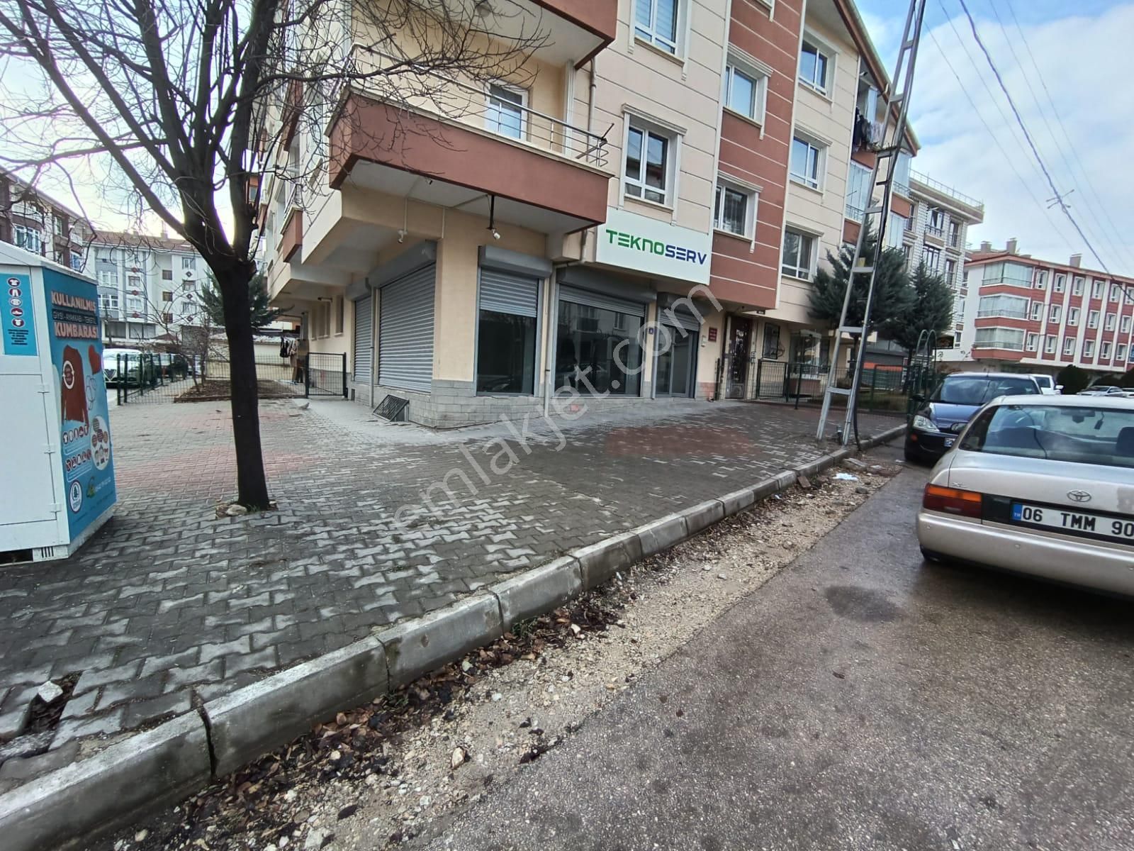 Pursaklar Saray Cumhuriyet Kiralık Ofis Saray Merkezde Caddeye Yakın 60+40 M'2 İki Katlı Çift Cepheli Dükkan