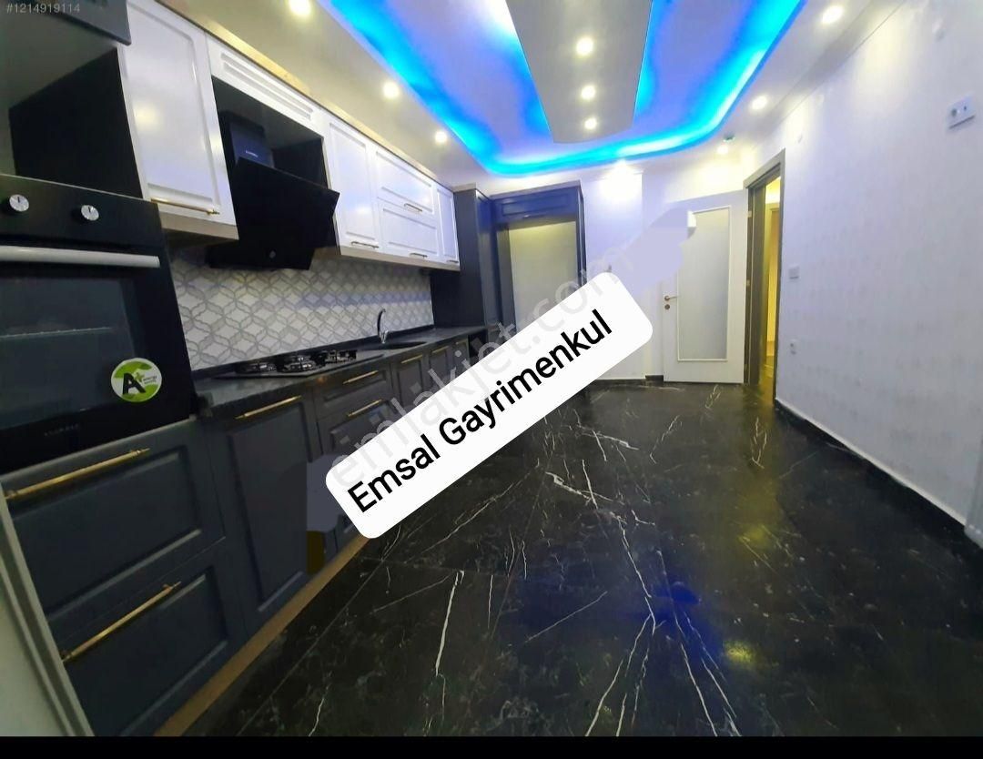 Edremit Kadıköy Kiralık Daire Emsal Gayrimenkul'den Edremit Kadiköy'de 3+1 Doğalgazlı Arakat Kiralık Daire