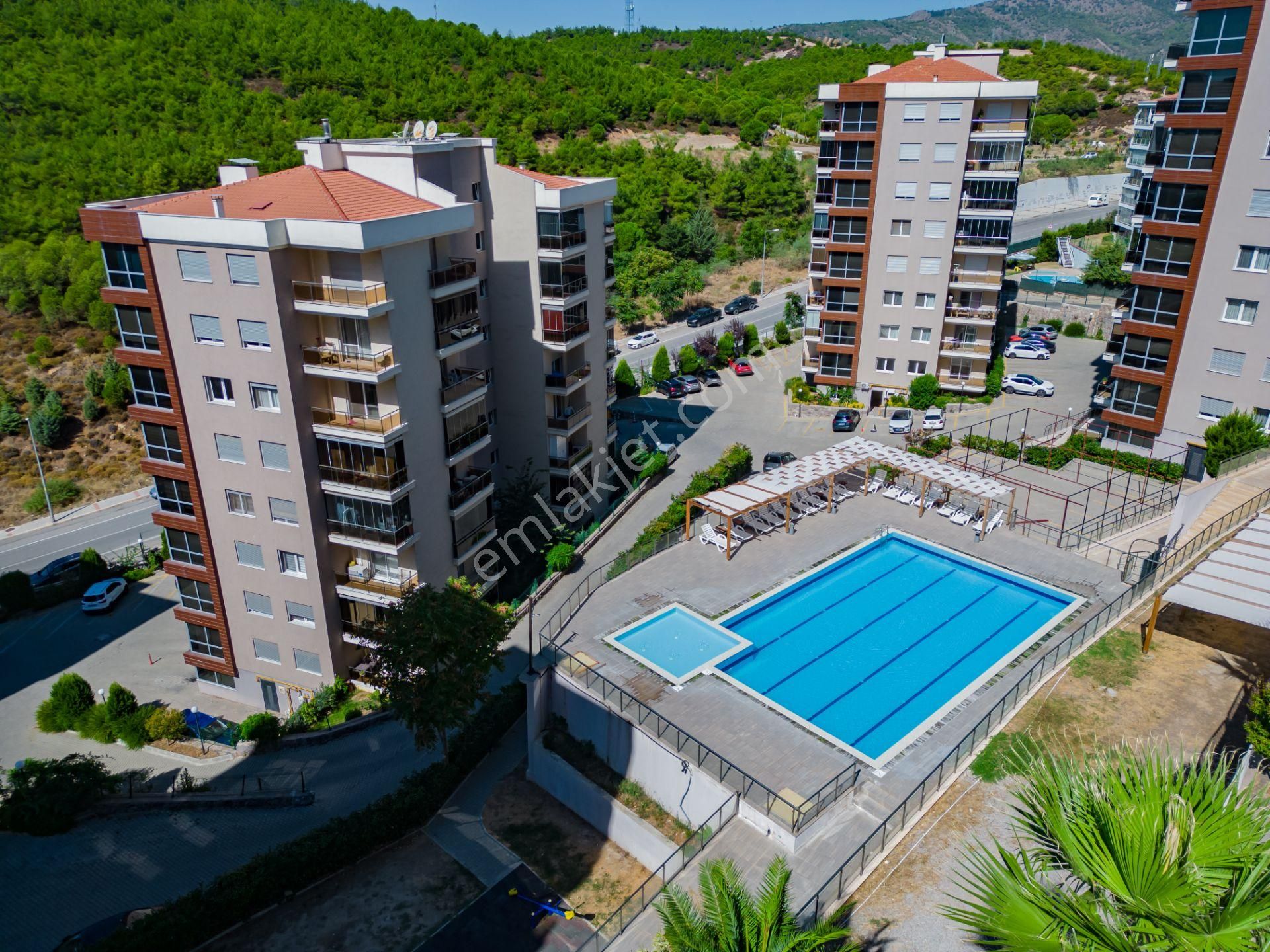 Bayraklı Körfez Satılık Daire Panorama Körfez Evlerinde Satılık 3+1 Köşe Daire