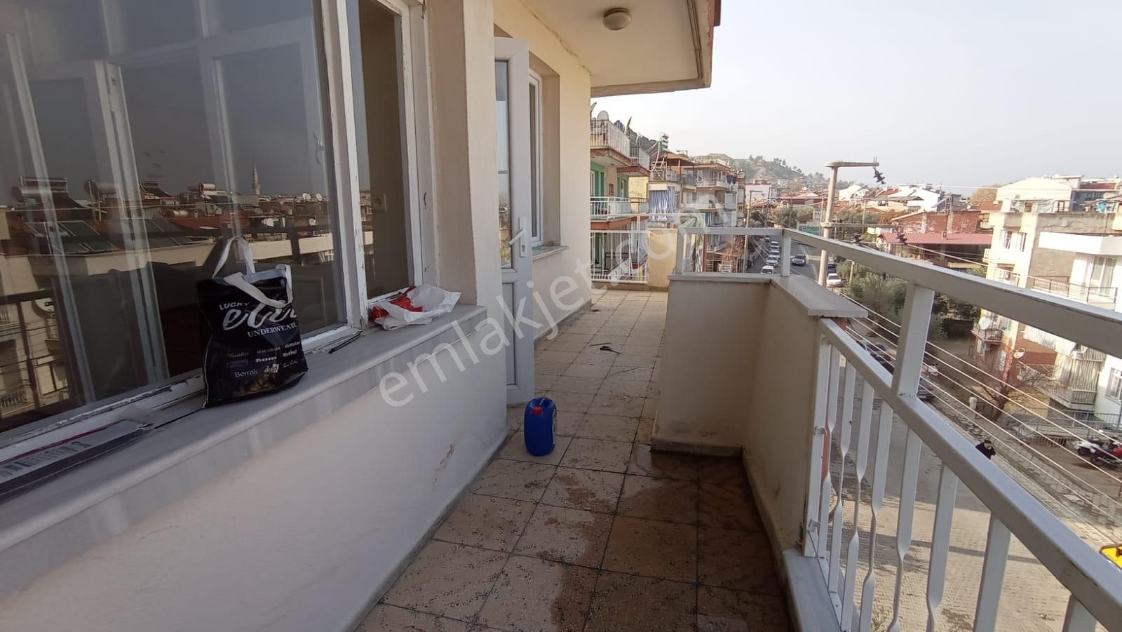 Salihli Seyrantepe Satılık Daire Seyrantepe Mahallesi Cadde Üzeri Köşe 3+1 Satılık Daire