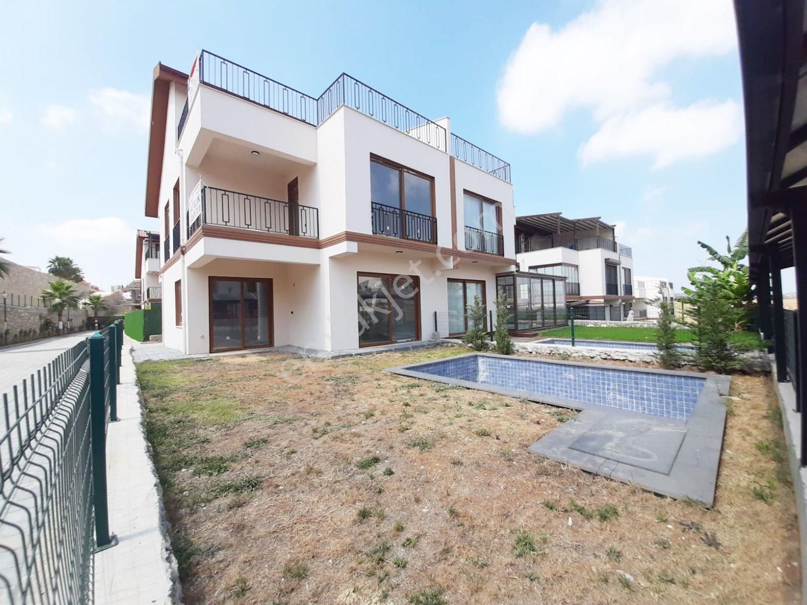 Çukurova Kabasakal Satılık Villa Kabasakal'da Site İçi Özel Güvenlikli Bireysel Yüzme Havuzlu Triplex 5+1 Sıfır Villa !!!