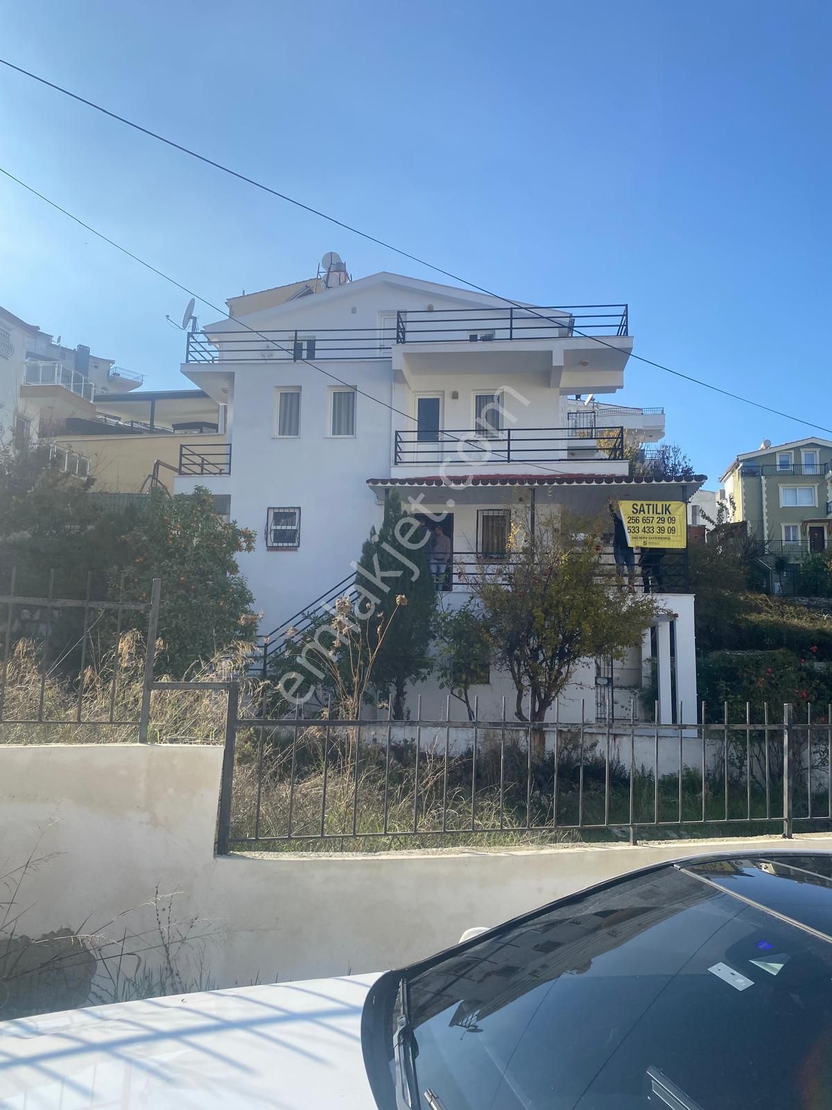 Kuşadası Karaova Satılık Villa Kuşadası Karaova Mah.de Forleks Villa Ve 2 Adet Köşe Parsel Arsa