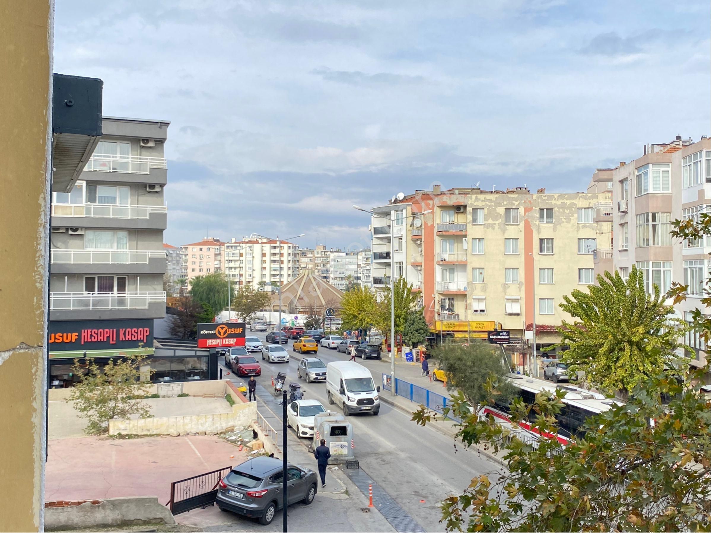 Karabağlar Bahçelievler Satılık Daire Bahçelievlerin Merkezidecadde Üzerinde 3+1 130m2 Arakat Bakımlı Doğalgazlı