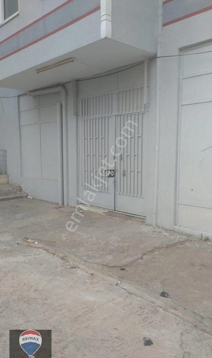 Kuşadası İkiçeşmelik Kiralık Depo Garaj Arkasında Site İçinde Geniş Bahçe Alanlı Depo