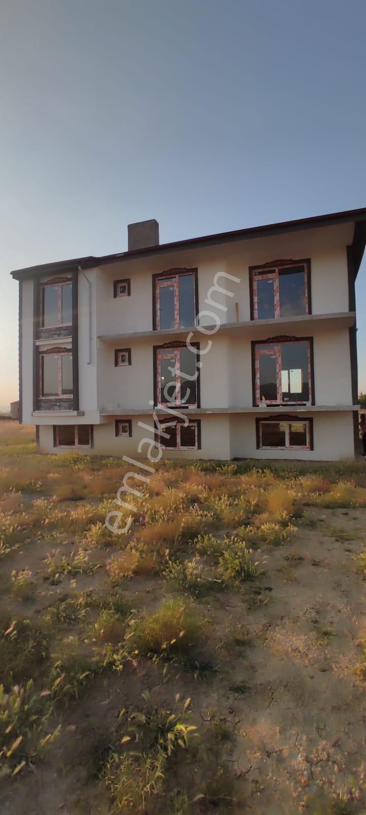 Afyon Tezcan Emlaktan Ertuğrul Gazi Mahallesi Köşe Konum B+2 Kat Özel Proje Kısa Süreliğine