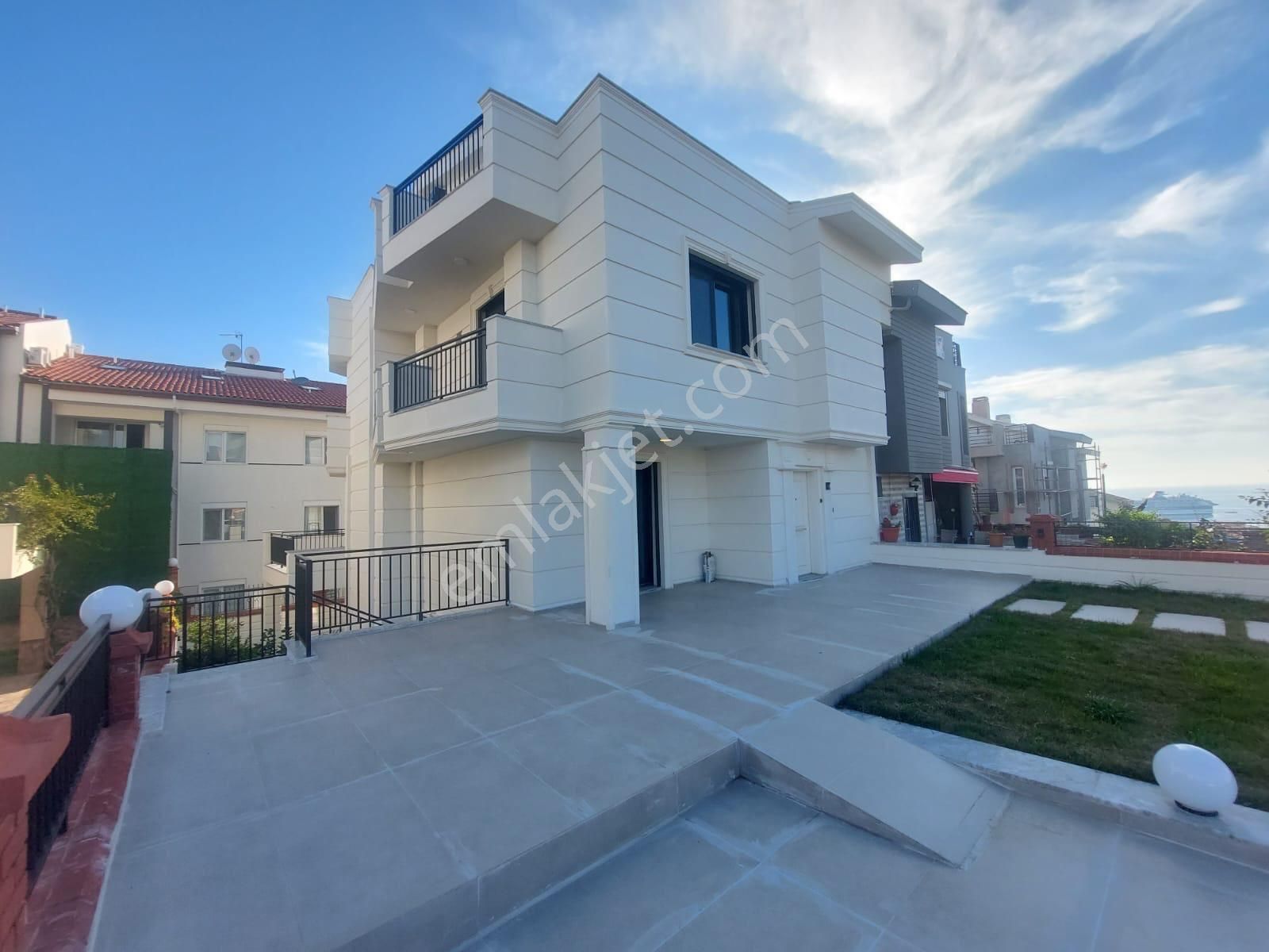 Kuşadası Türkmen Satılık Villa Kuşadası Marina'da Deniz Manzaralı 5+2 Geniş Bahçeli Satılık Villa