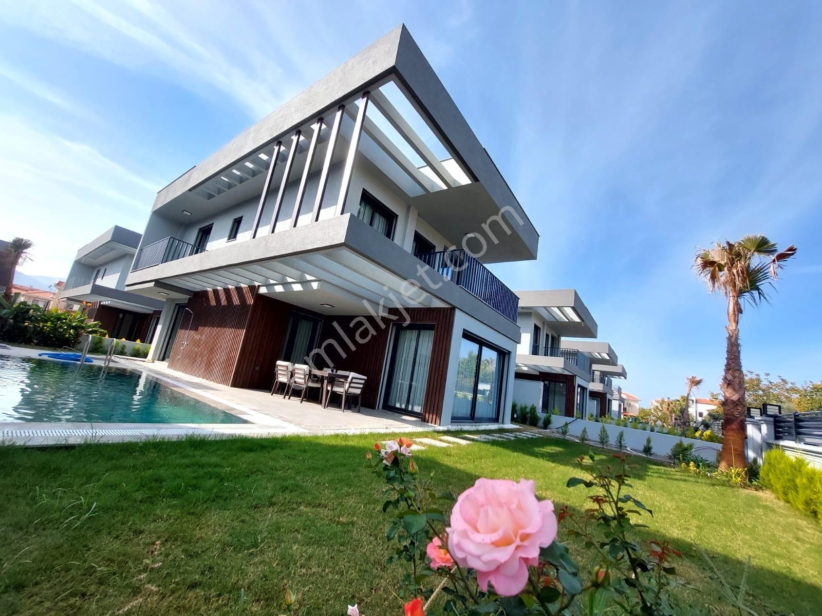 Kuşadası Davutlar Satılık Villa Kuşadası'nda Özel Havuzlu, Bahçeli Satılık 4+1 Müstakil Villa