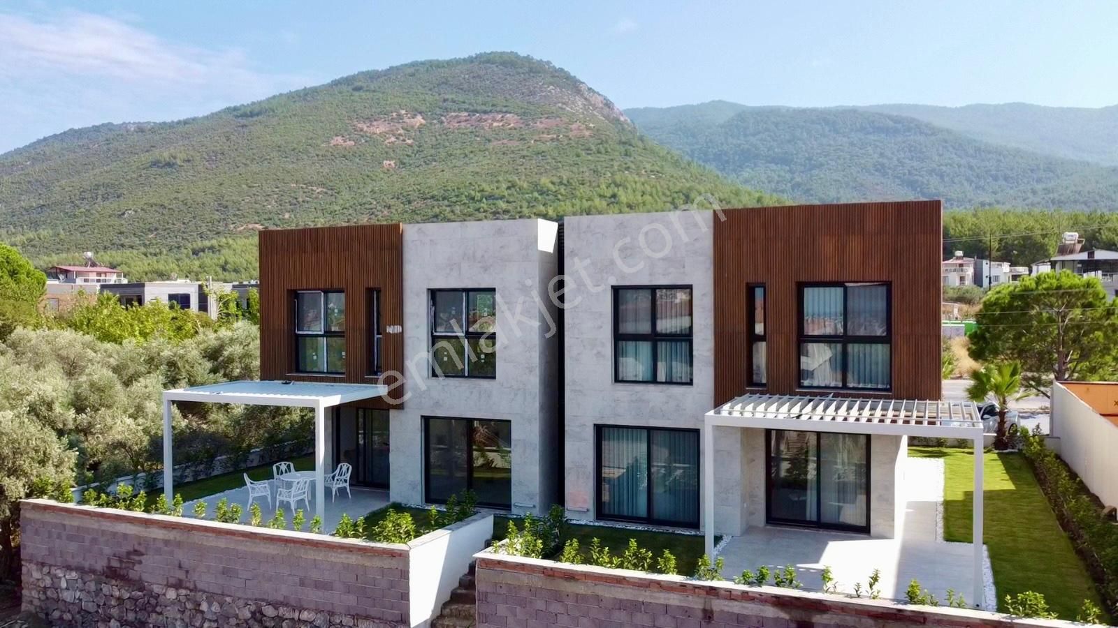 Kuşadası Güzelçamlı Satılık Villa Güzelçamlı'da Havuzlu Sitede 3+1 Satılık Villa