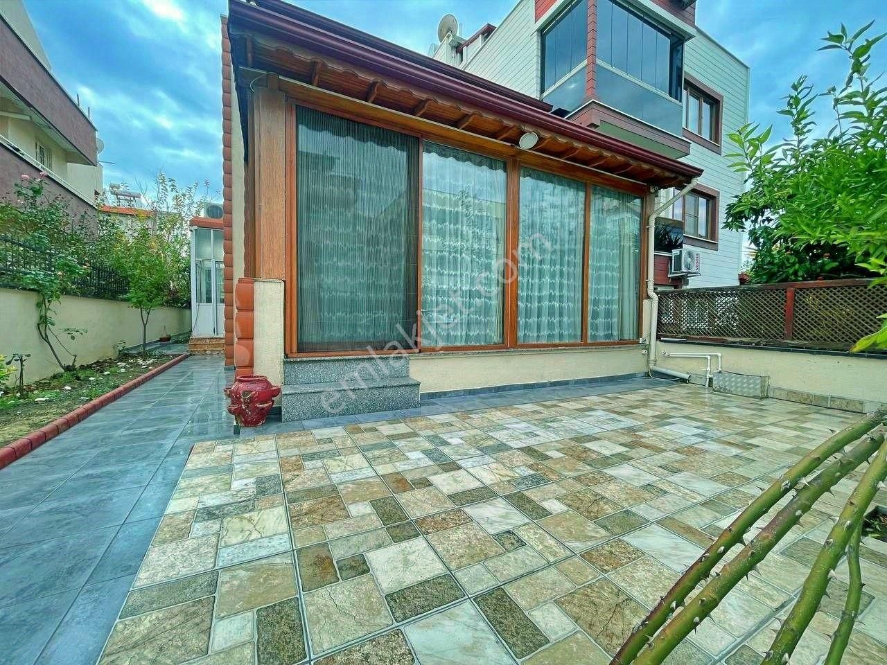 Edremit Akçay Satılık Müstakil Ev Uytundan Akçayda Denize 50 Metre 5+1 Satılık Villa