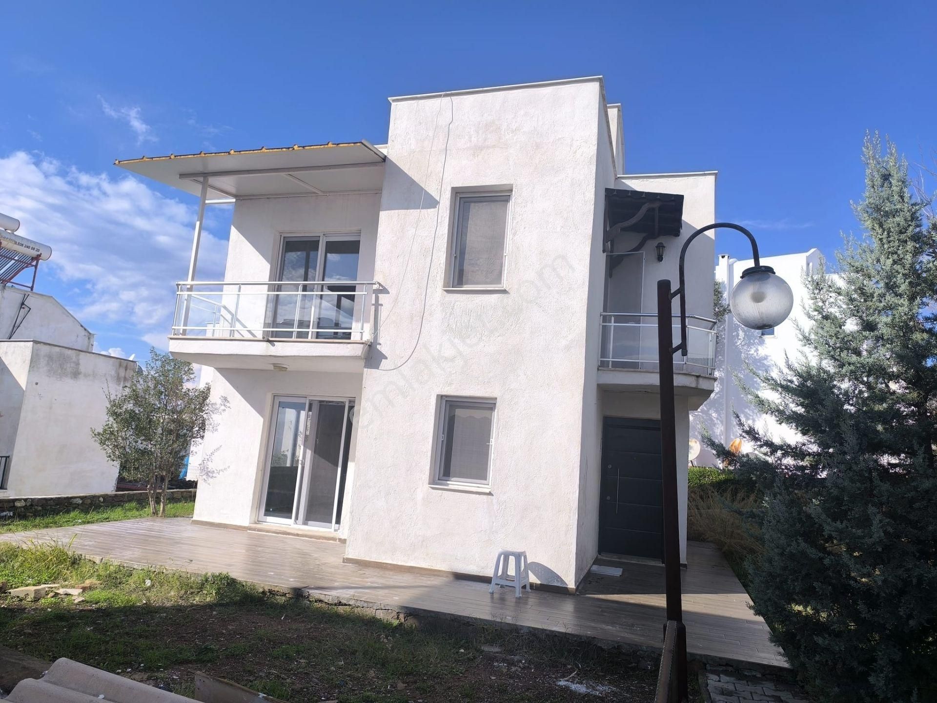 Milas Boğaziçi Satılık Villa Gümüşkum Sitesinde Müstakil Göl Manzaralı İskanlı Villa