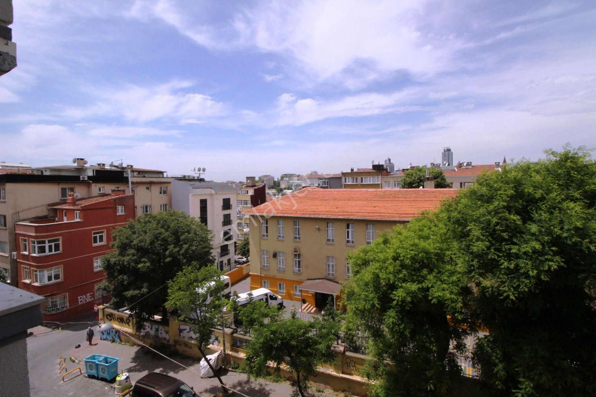 Beyoğlu Firuzağa Satılık Daire Cihangir Nezih Konumda 190m2 İskanlı Ebeveynli 2.kat Satılık 5+1