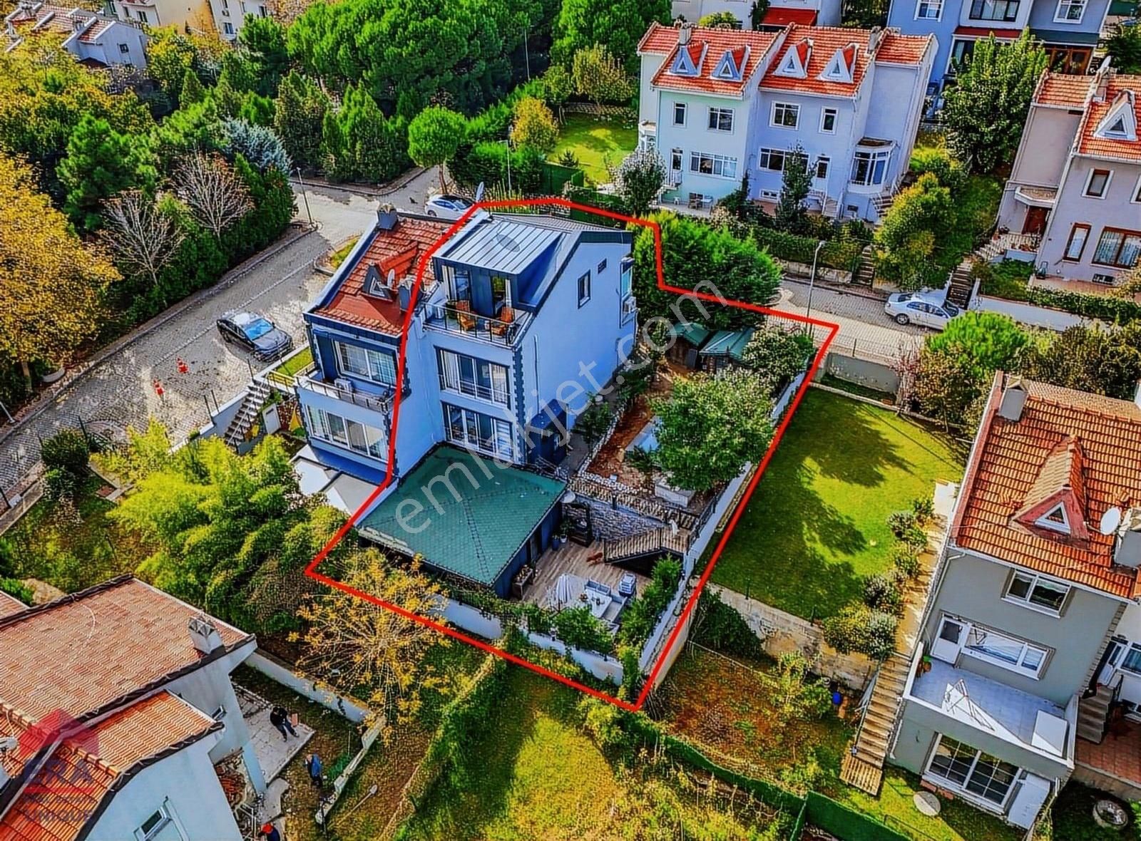 Sarıyer Zekeriyaköy Satılık Villa Zekeriyaköy Basın Yayın Sitesi'nde 4+1, 220m2 Lüks İkiz Villa