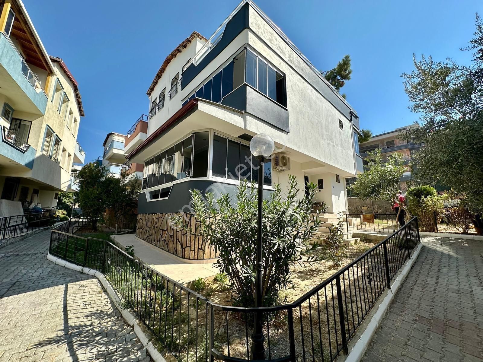 Kuşadası İkiçeşmelik Satılık Yazlık Şehir Merkezinde 5+1 Havuzlu Sitede Masrafsız Villa