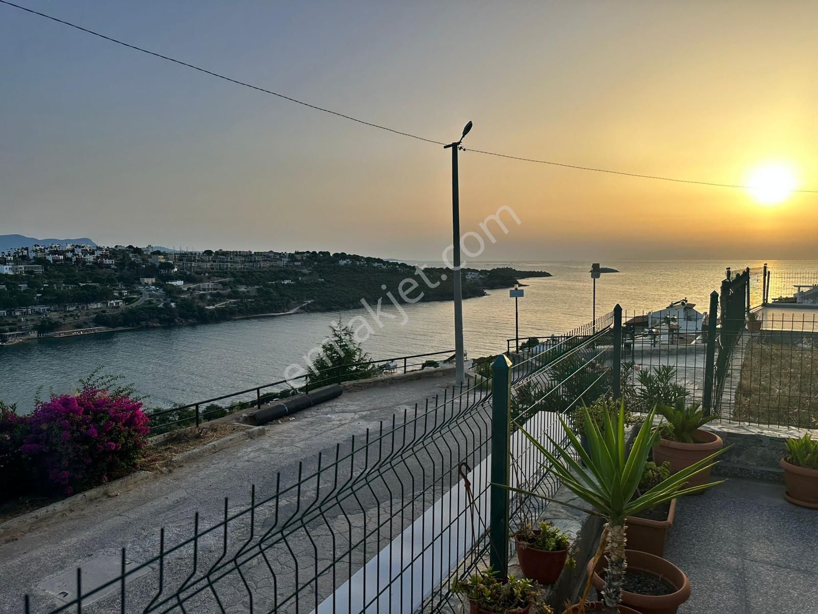 Milas Boğaziçi Satılık Villa Gültan Sitesinde Kapalı Garajlı Denize Yakın Villa