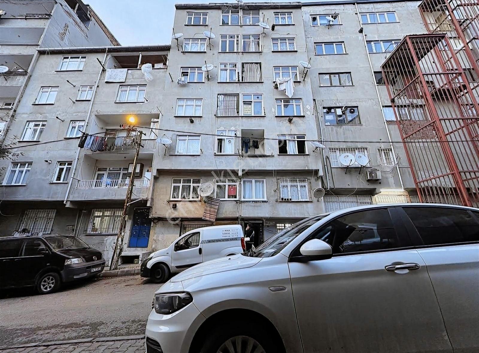 Küçükçekmece Mehmet Akif Satılık Daire Cadde Ve Metro Arasında 75m1 1+1 Balkonlu Kombili Parkeli Daire