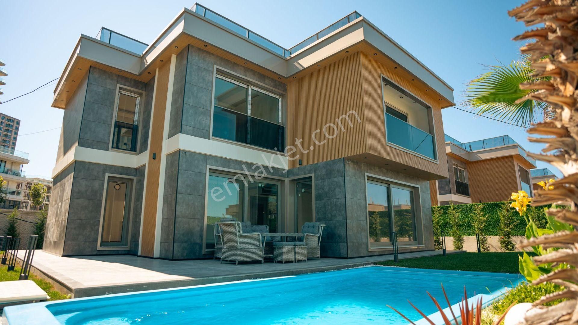 İstanbul Bahçeşehir 2.kısım Muhteşem Konsept Satılık Lüks Villa.