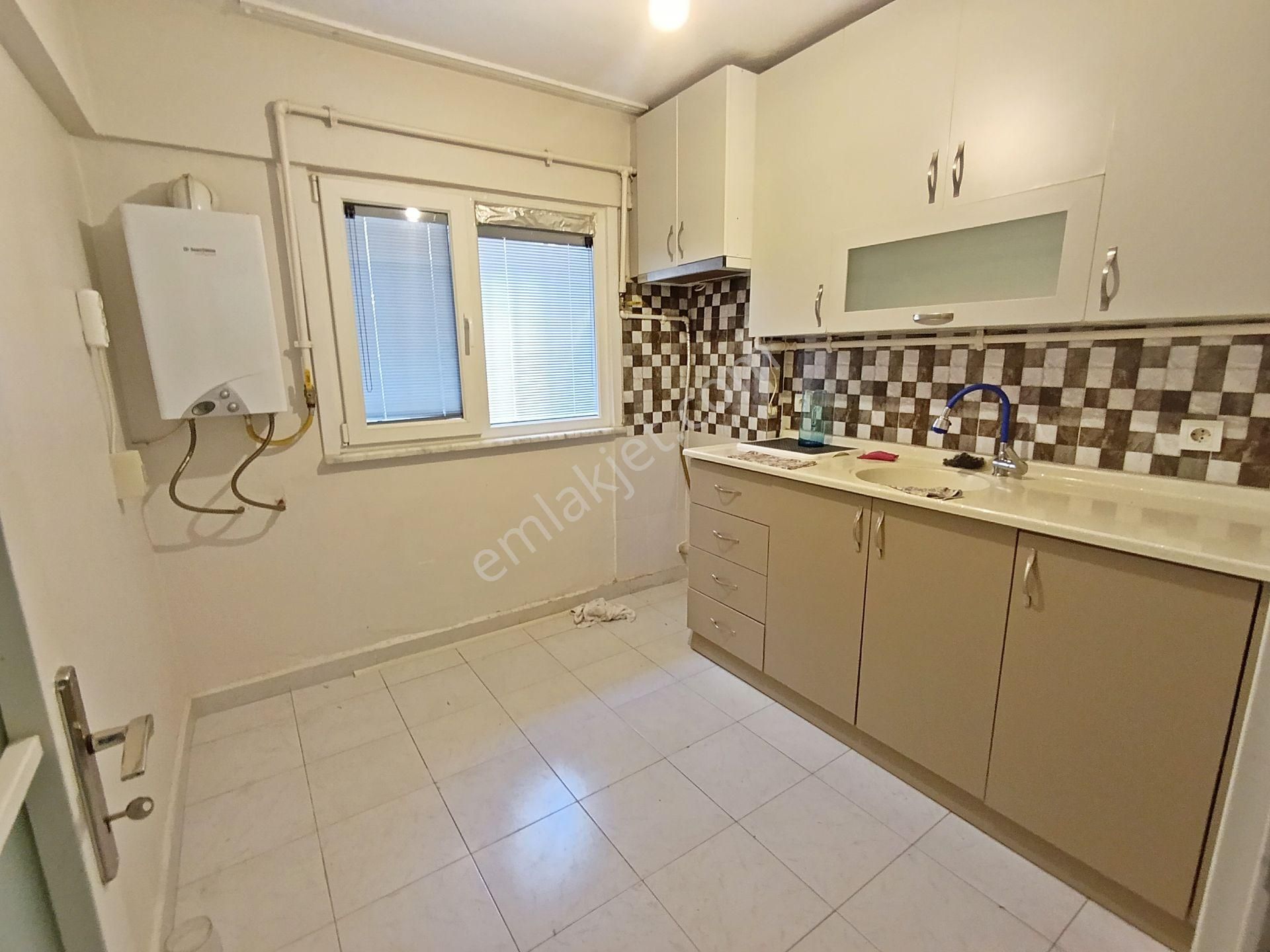 Kadıköy Hasanpaşa Kiralık Daire Acıbademde Güvenlikli Site İçerisinde 3+1 Balkonlu Daire Emlak Masası