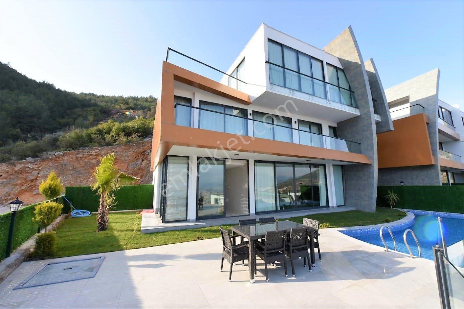 Alanya Tepe Satılık Villa Alanya Tepe 5+1 700m2 Lüks Eşyalı Müstakil Havuz Ve Bahçeli Manzaralı Lüks Villa