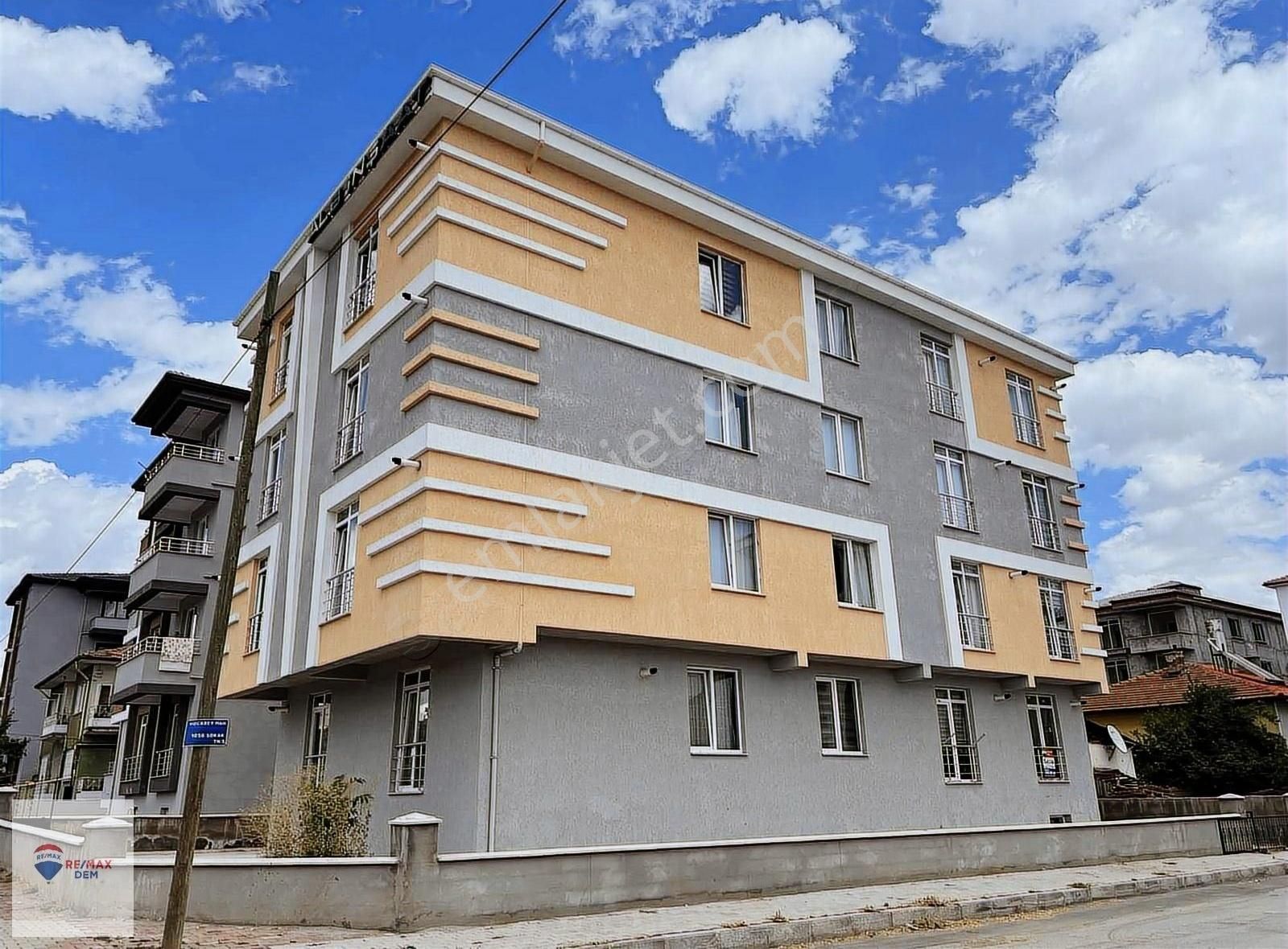 Erzincan Merkez Hocabey Satılık Daire Remax Dem'den Cadde Üzerinde 1+1 Fırsat Daire