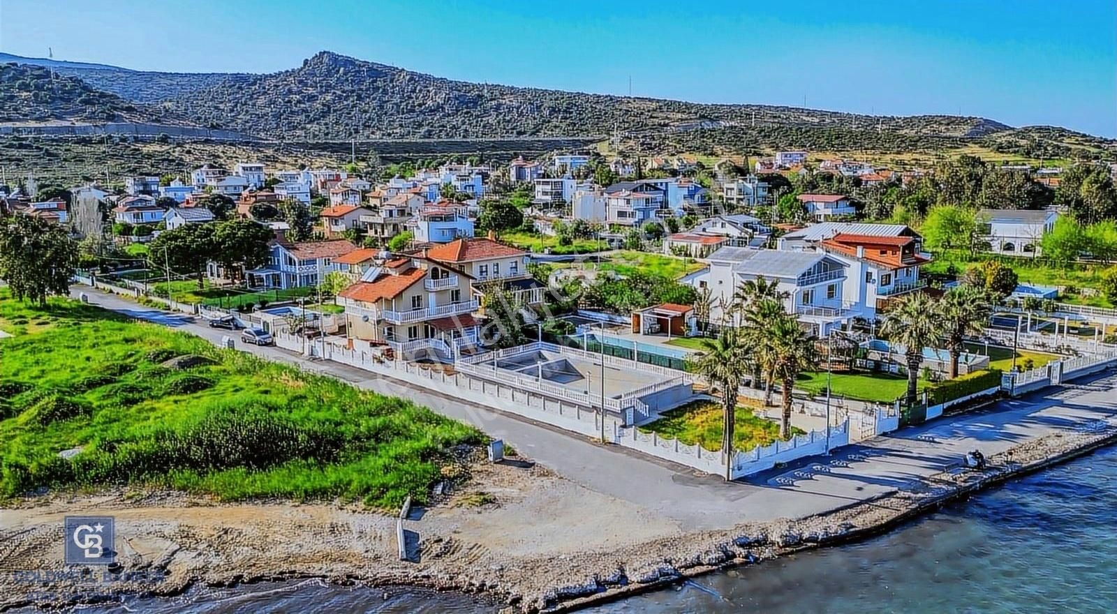 Urla Gülbahçe Satılık Villa Gülbahçe'de Denize Sıfır 1 Dönüm Arazi İçerisinde Havuzlu Villa