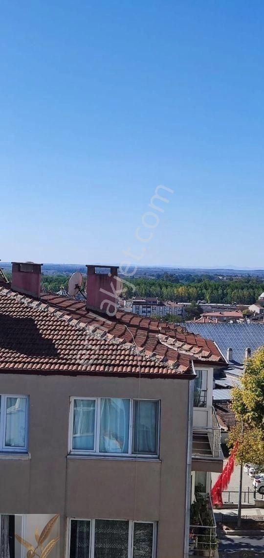 Edirne Merkez Medrese Ali Bey Kiralık Daire Özsoy Emlak Edirne'den Ayşekadın'da Çok Temiz Aile Apartmanında Eşyalı 3+1 Daire