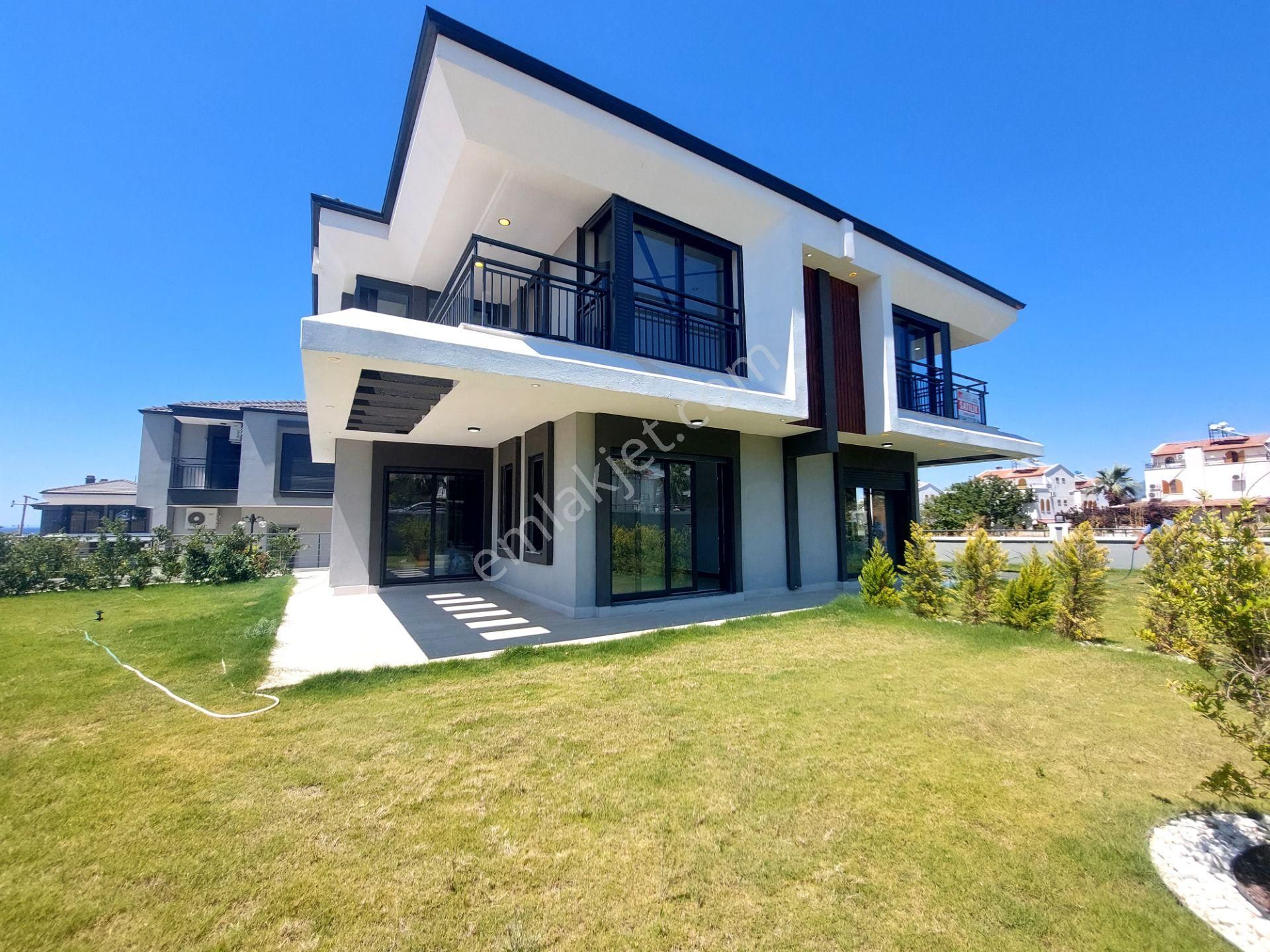 Kuşadası Güzelçamlı Satılık Villa Kuşadası'nda Havuzlu Sitede Bahçeli Satılık 3+1 Villa