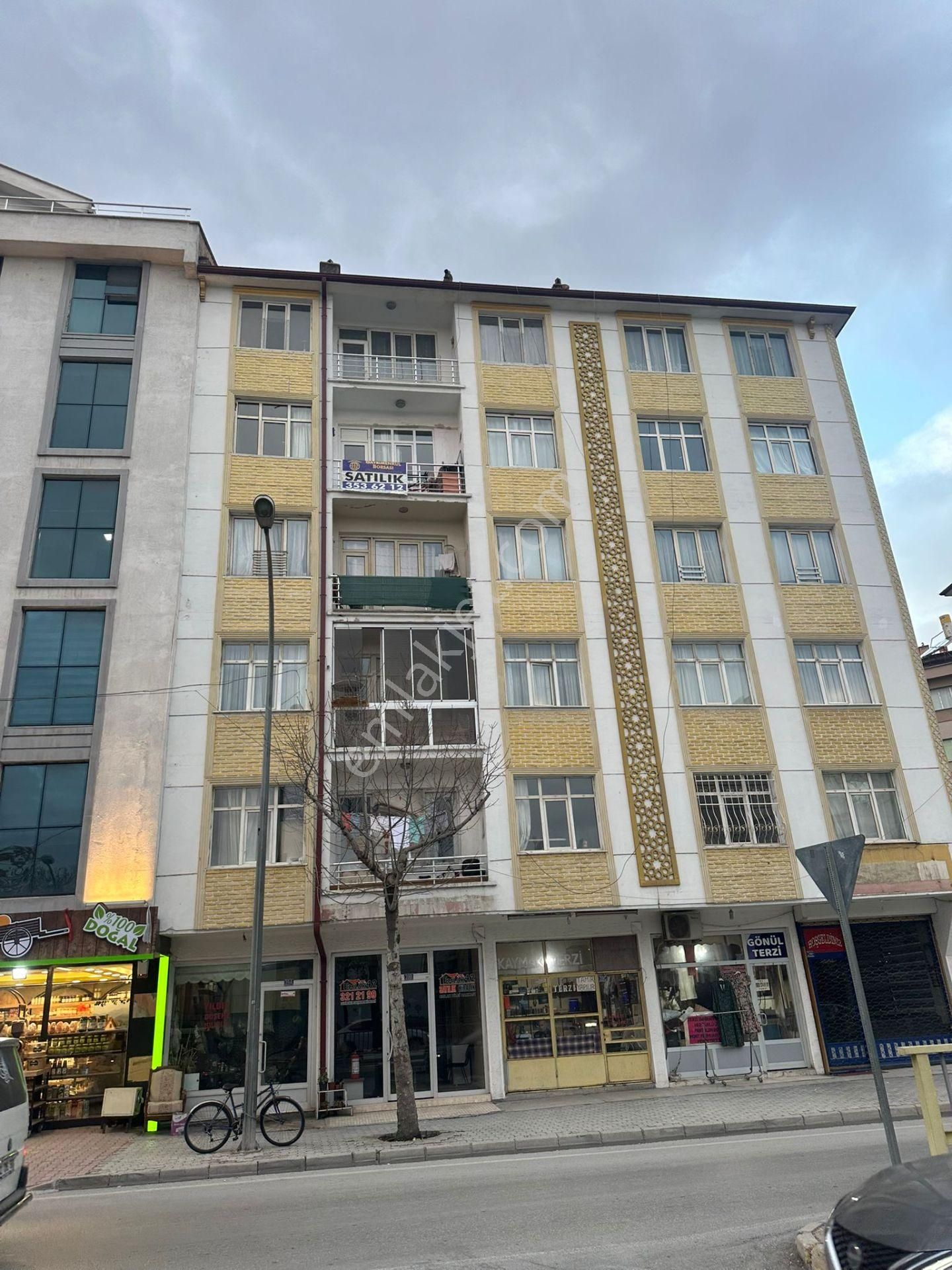 Selçuklu İhsaniye Satılık Daire İhsaniye Mahallesinde Cadde Cepheli Arakat Bakımlı 4+1 Satılık Daire