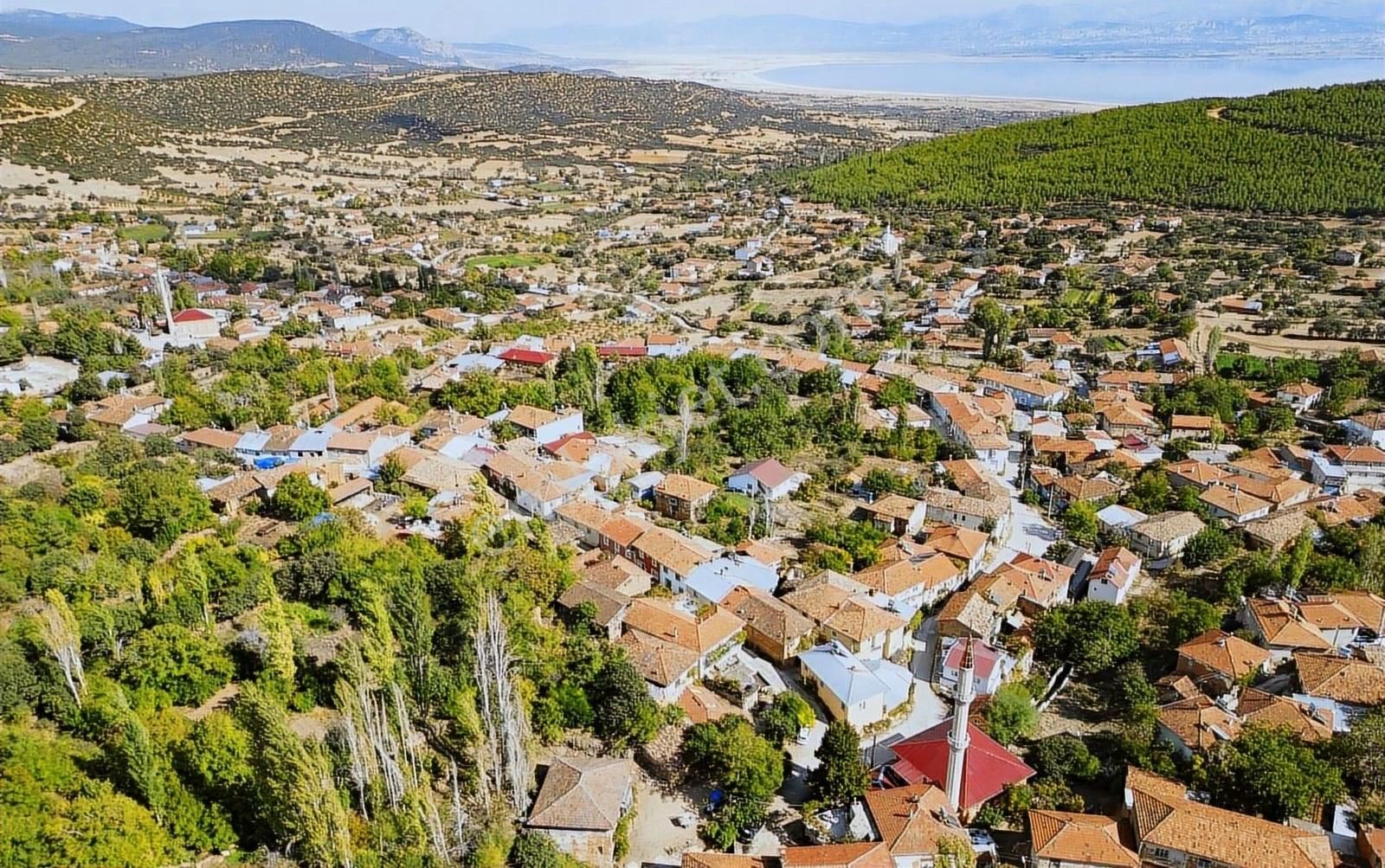 Burdur Merkez İlyas Köyü (Orta) Satılık Müstakil Ev Göl Manzaralı Bahçeli Kerpiç Ev