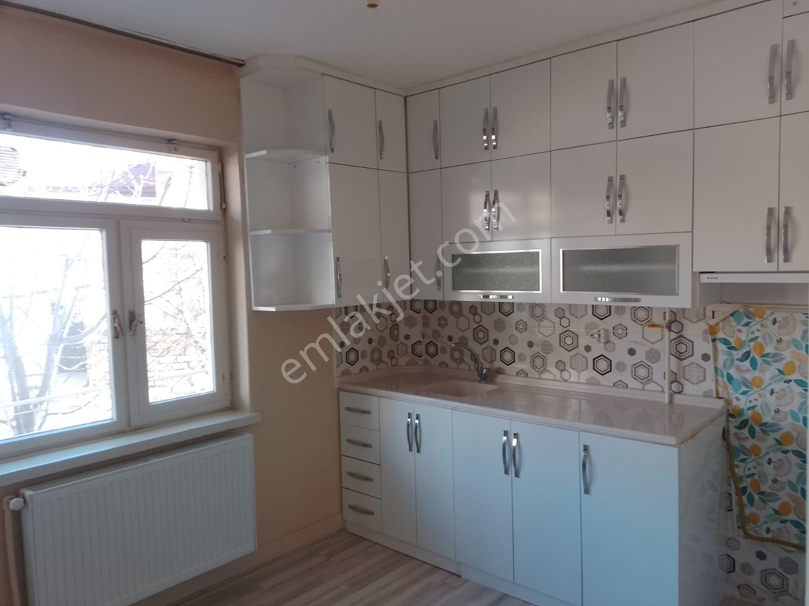 Akşehir Seyran Kiralık Daire Akçay Emlak'tan Akşehir Nihat Dayanık Okulu Civarında Kiralık 3+1 Daire