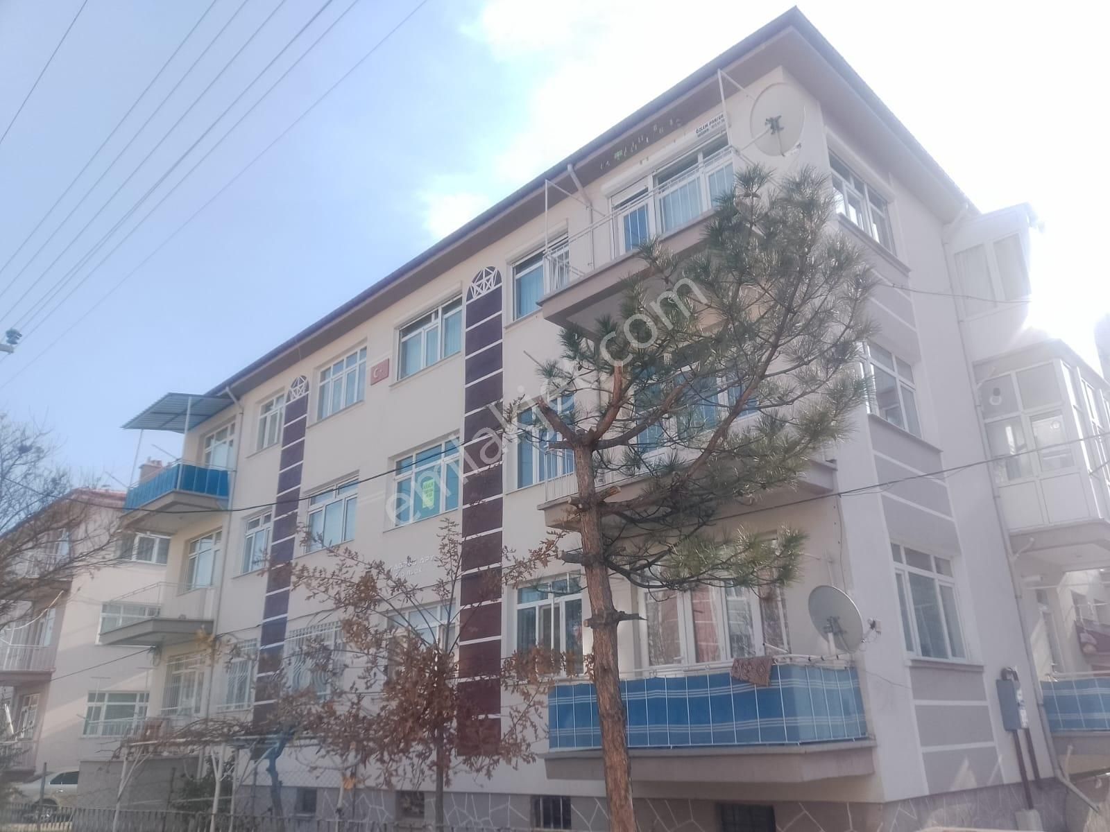 Akşehir İstasyon Kiralık Daire Akçay Emlak'tan Akşehir Perşembe Pazarı Civarında Ara Kat Kiralık 2+1 Daire