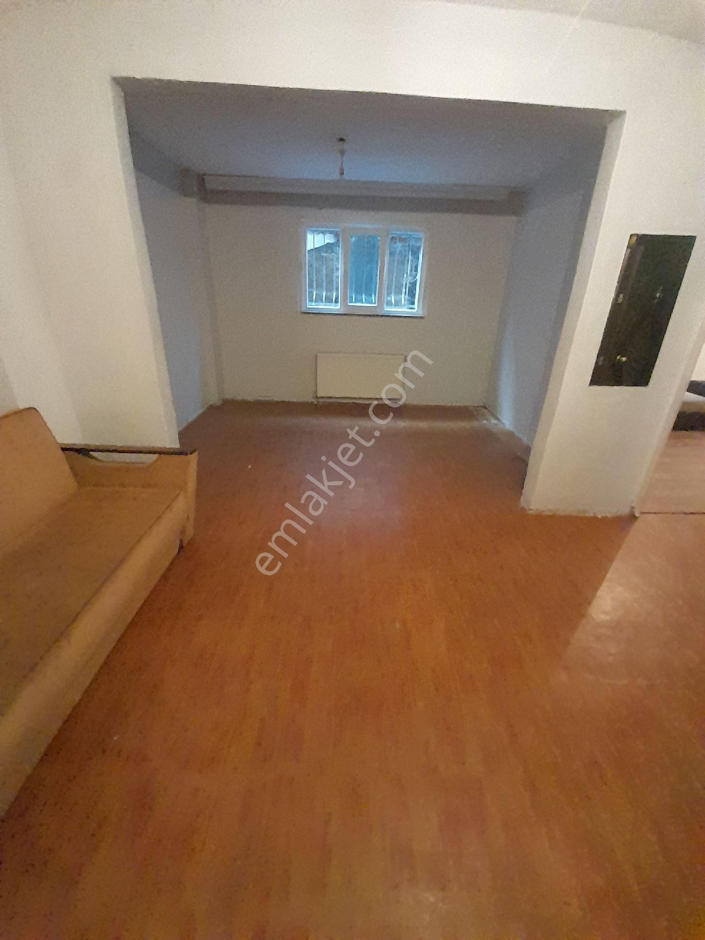 Küçükçekmece Halkalı Merkez Kiralık Daire Halkalı Merkez Zeynebiyede 2+1 90m2 Yarı Bodrum Arka Bahçesinde Var