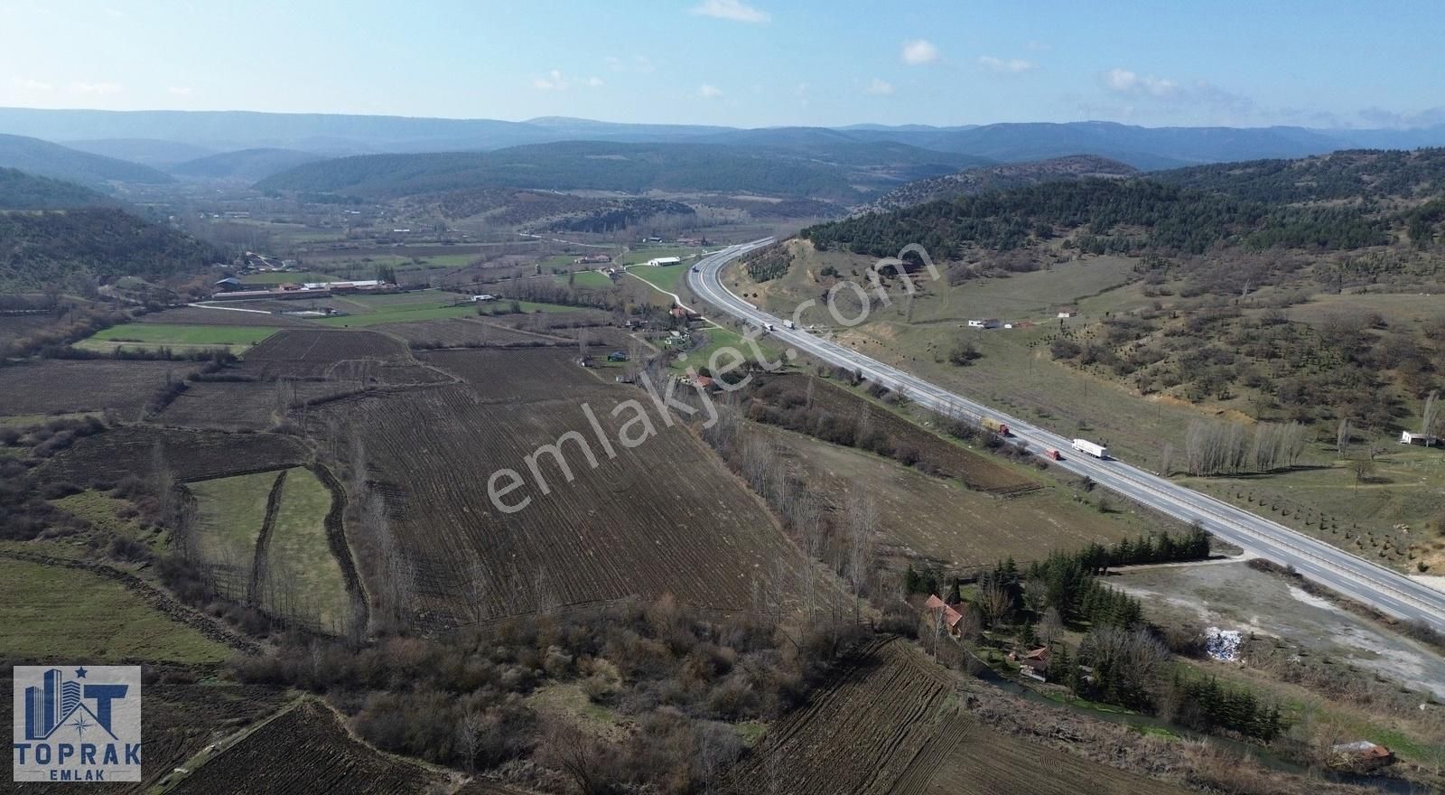 Bozüyük Çarşı Satılık Tarla Toprak Emlak'tan Bursa Yoluna 100mt Yatırımlık İmar Planı İçinde