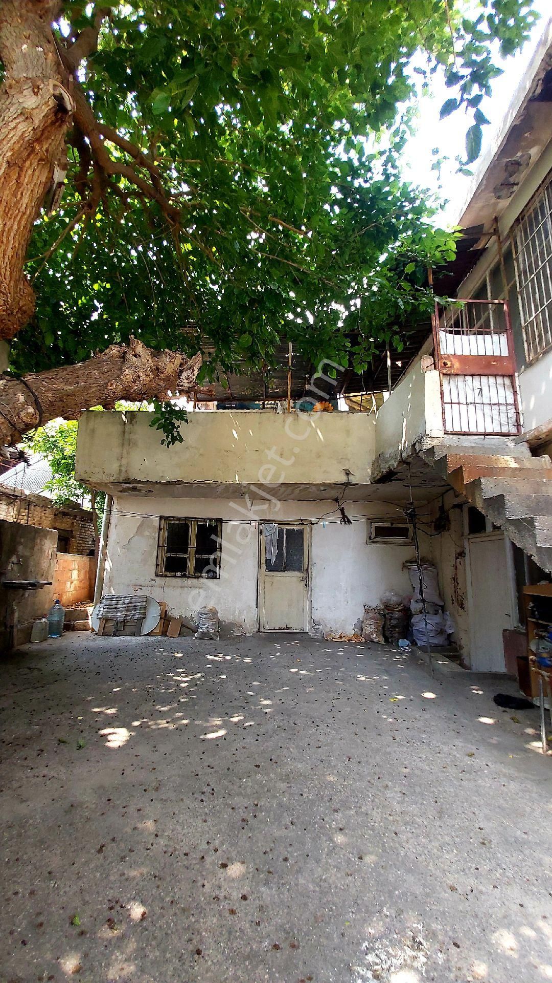 Adana Seyhan Fatih Satılık Geniş Arsalı 2katlı Müstakil Ev-180m² Arsalı