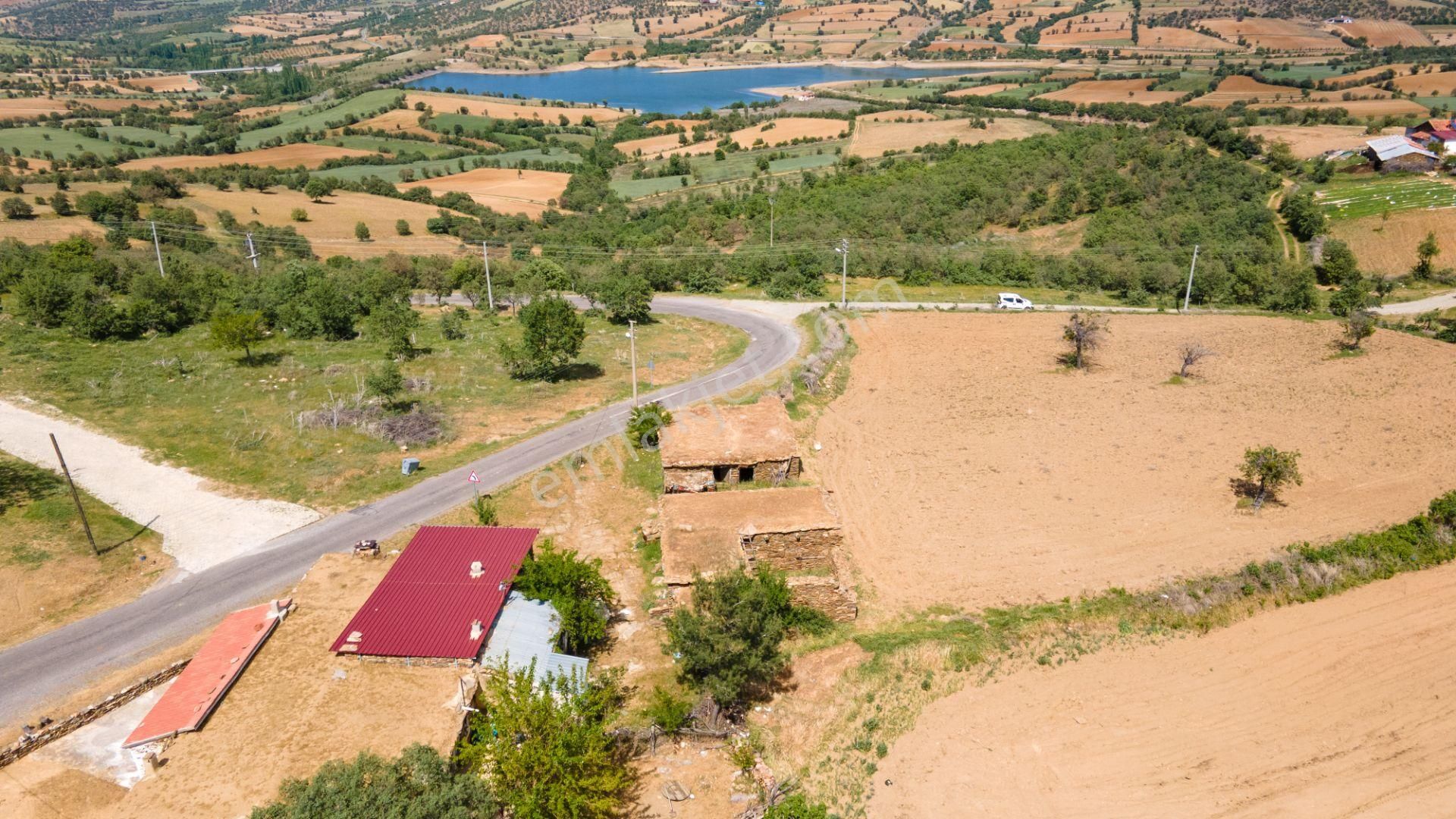 Eşme Alahabalı Köyü (Çavuşlu) Satılık Müstakil Ev 632m²arsa Ve Kargir Ev Göl Manzaralı Ve Asfalta Cephe Köyiçi