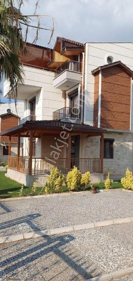 Dikili Kabakum Satılık Villa Dikili Kabakum Polyak Sitesi Civari Denize Sıfır Konumda Site İçerisinde 5+1 Tribleks Villa