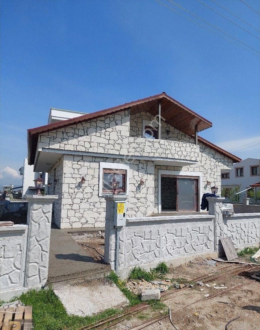 Dikili Cumhuriyet Satılık Villa Dikili Cumhuriyet Mahallesinde Denize 1km Uzaklıkta Tek Nizamli Ultra Lüx 4+1 Bahçeli Villa