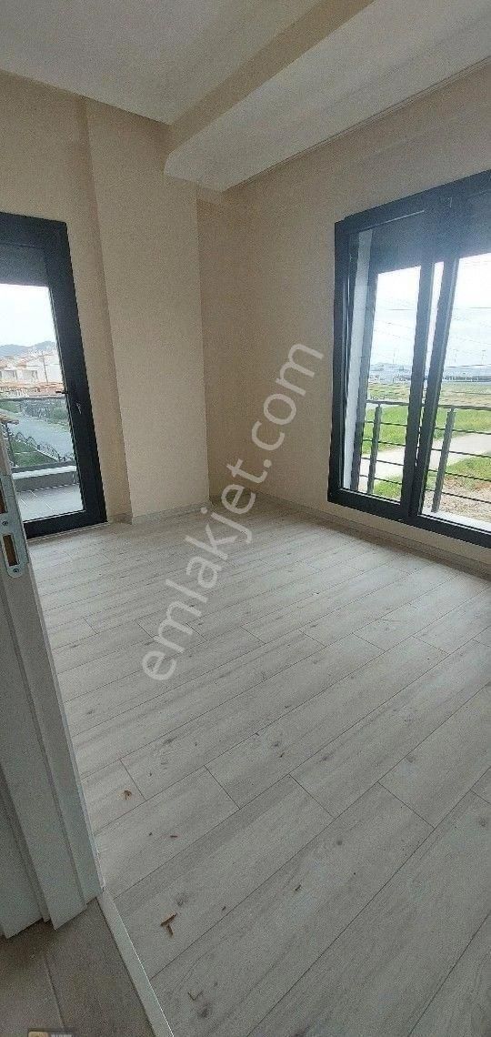 Dikili Cumhuriyet Mahallesinde Denize 50 Metre Ultralüx Otoparklı Tribleks 4+1 Villa - Görsel 4