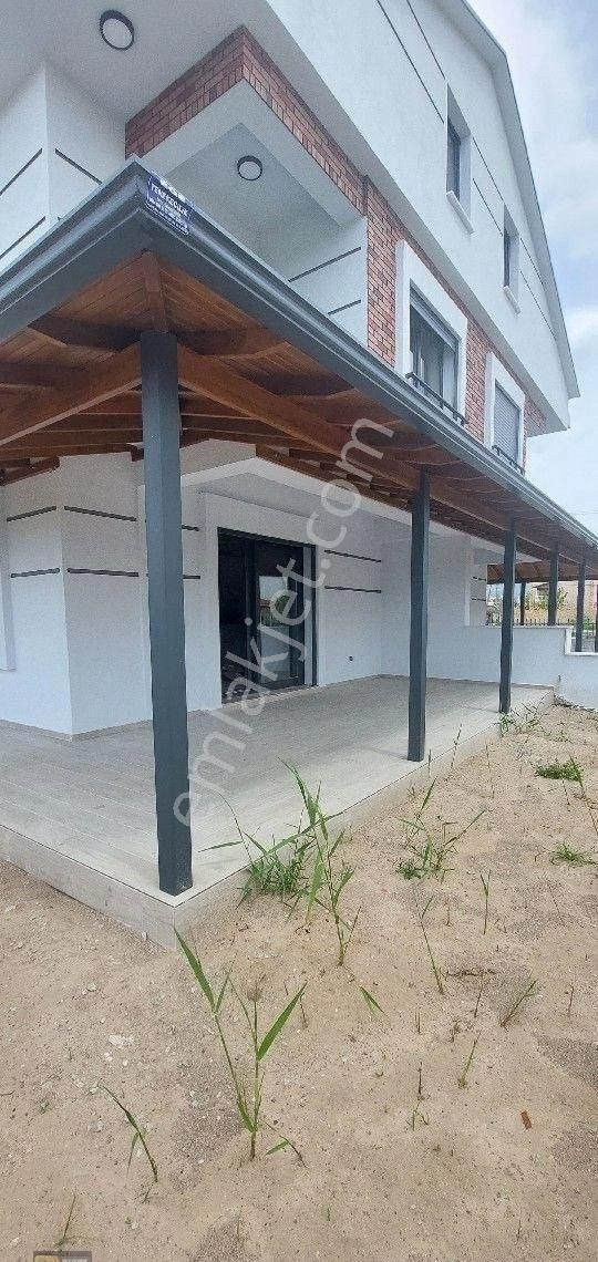 Dikili Cumhuriyet Mahallesinde Denize 50 Metre Ultralüx Otoparklı Tribleks 4+1 Villa - Görsel 16