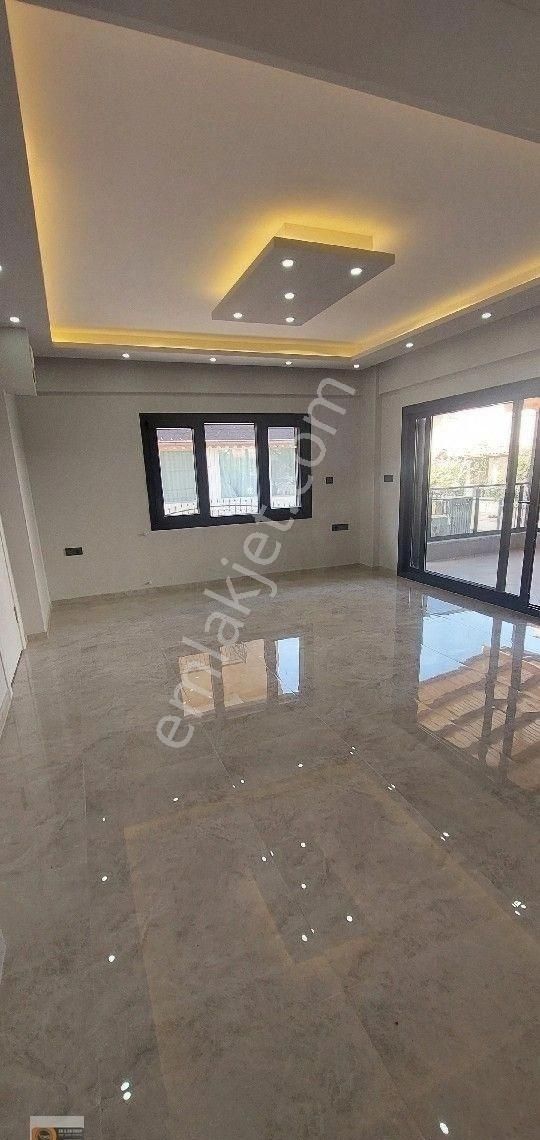 Dikili Cumhuriyet Mahallesinde Denize 100 Metre Uzaklıkta 6+1 Ebebeyn Banyolu Lüx Villa - Görsel 11