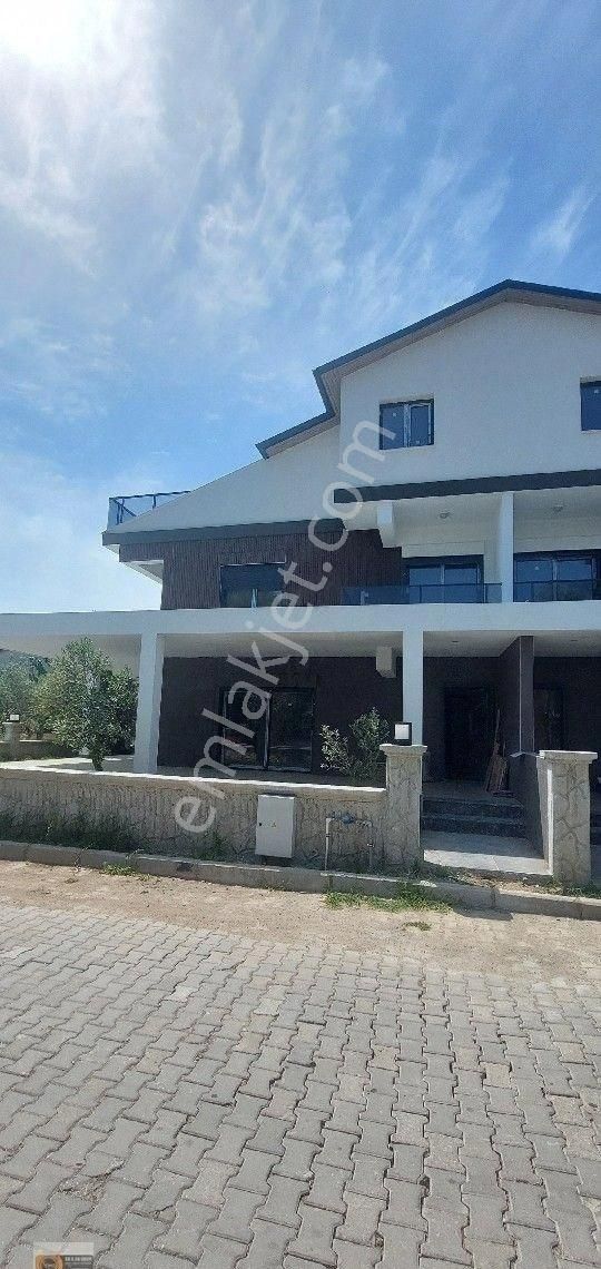 Dikili Cumhuriyet Satılık Villa Dikili İsmetpaşa Mahallesinde Denize 600 Metre Uzaklıkta Ebebeyn Banyolu 4+1 Satılık Villa