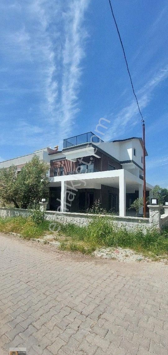 Dikili İsmetpaşa Mahallesinde Denize 600 Metre Uzaklıkta Ebebeyn Banyolu 4+1 Satılık Villa - Görsel 20