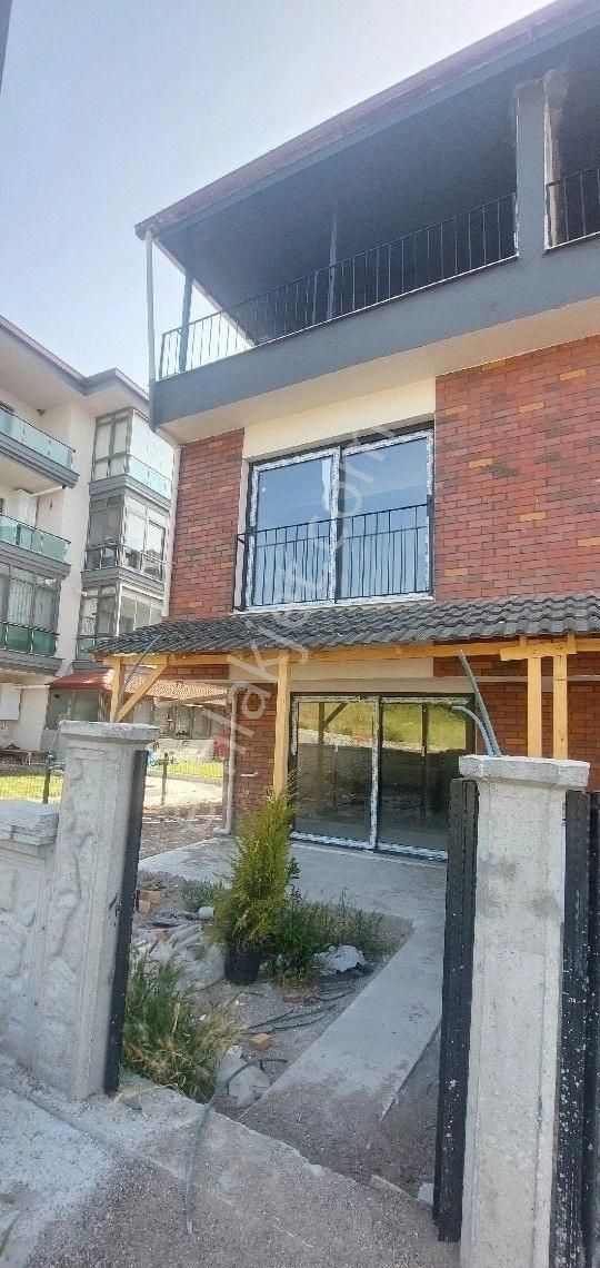 Dikili Gazipaşa Satılık Villa Dikili Gazipaşa Yakamoz Mevkiinde Dogalgaz Isıtmalı 3+1 Bahçeli Triblex Villa