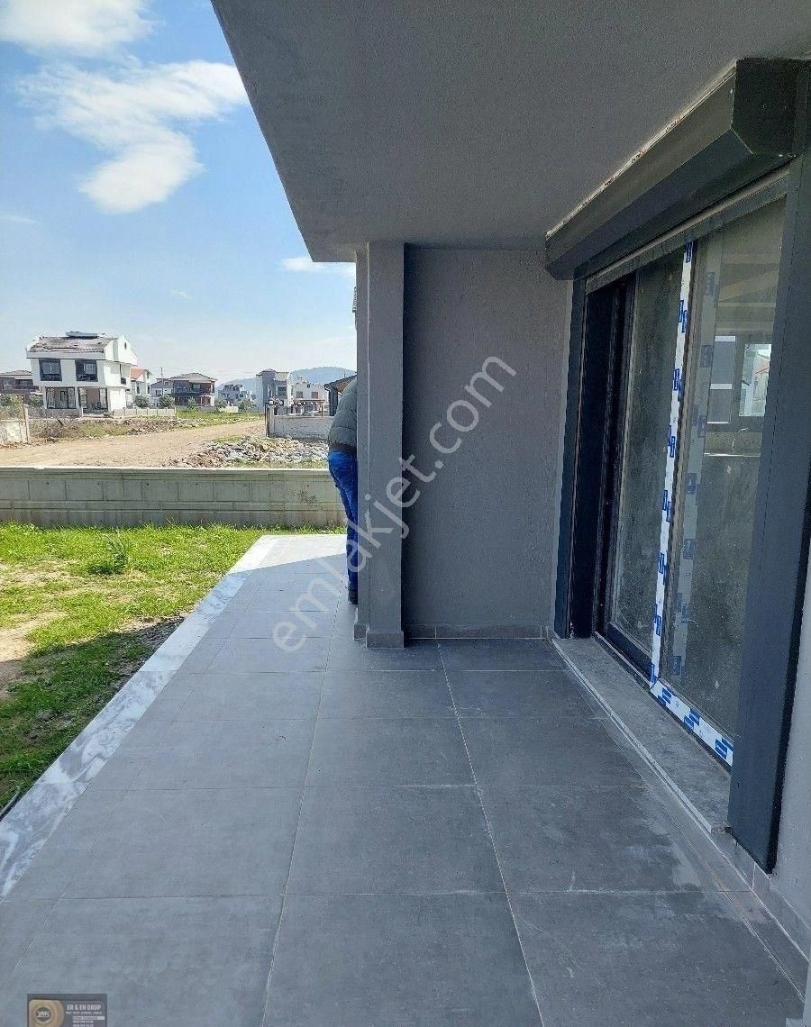 Dikili Cumhuriyet Mahallesi Çetin Emeç Mevkinde Denize 700 Metre Ebebeyn Banyolu 3+1 Bahçeli Villa - Görsel 2