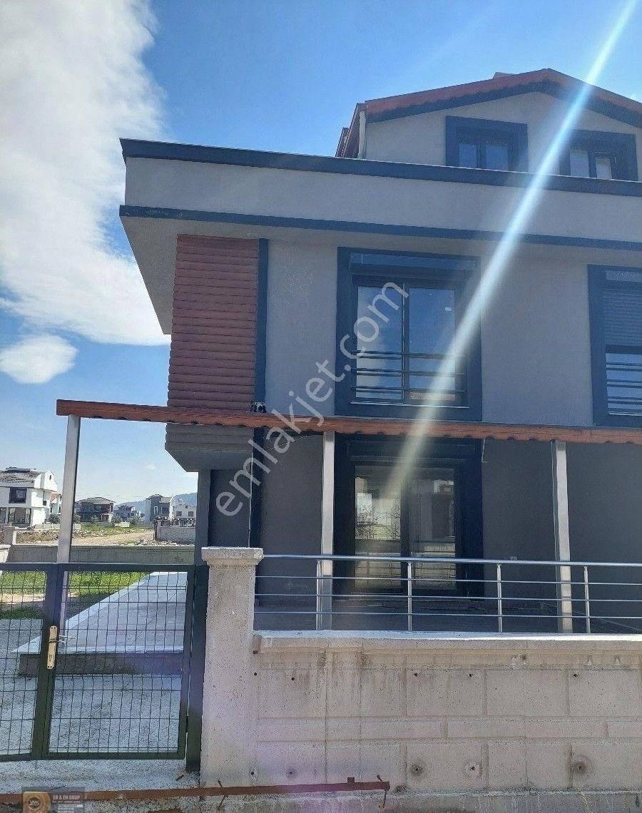 Dikili Cumhuriyet Mahallesi Çetin Emeç Mevkinde Denize 700 Metre Ebebeyn Banyolu 3+1 Bahçeli Villa - Görsel 12